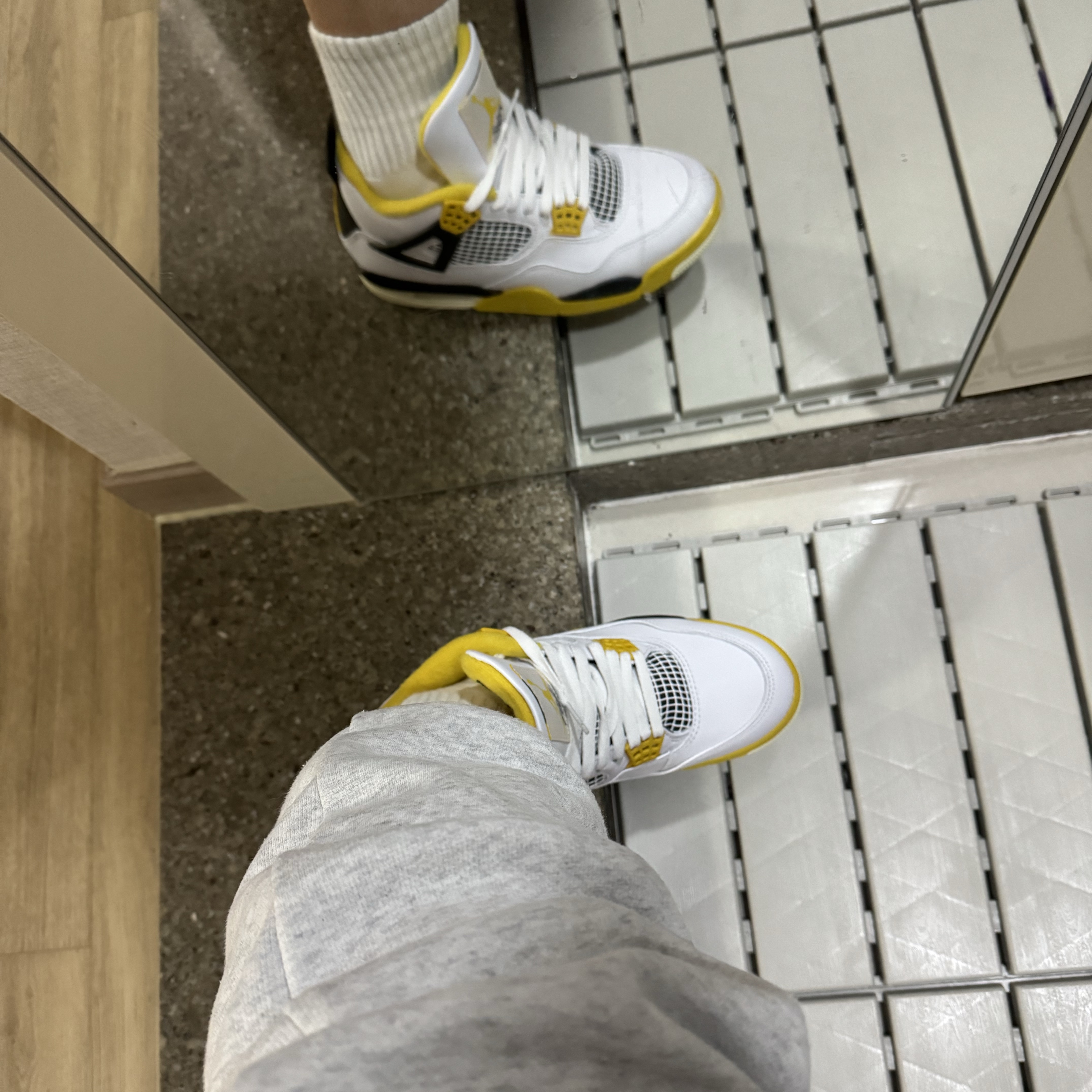 (W) Jordan 4 Retro Vivid Sulfur 착용 스타일