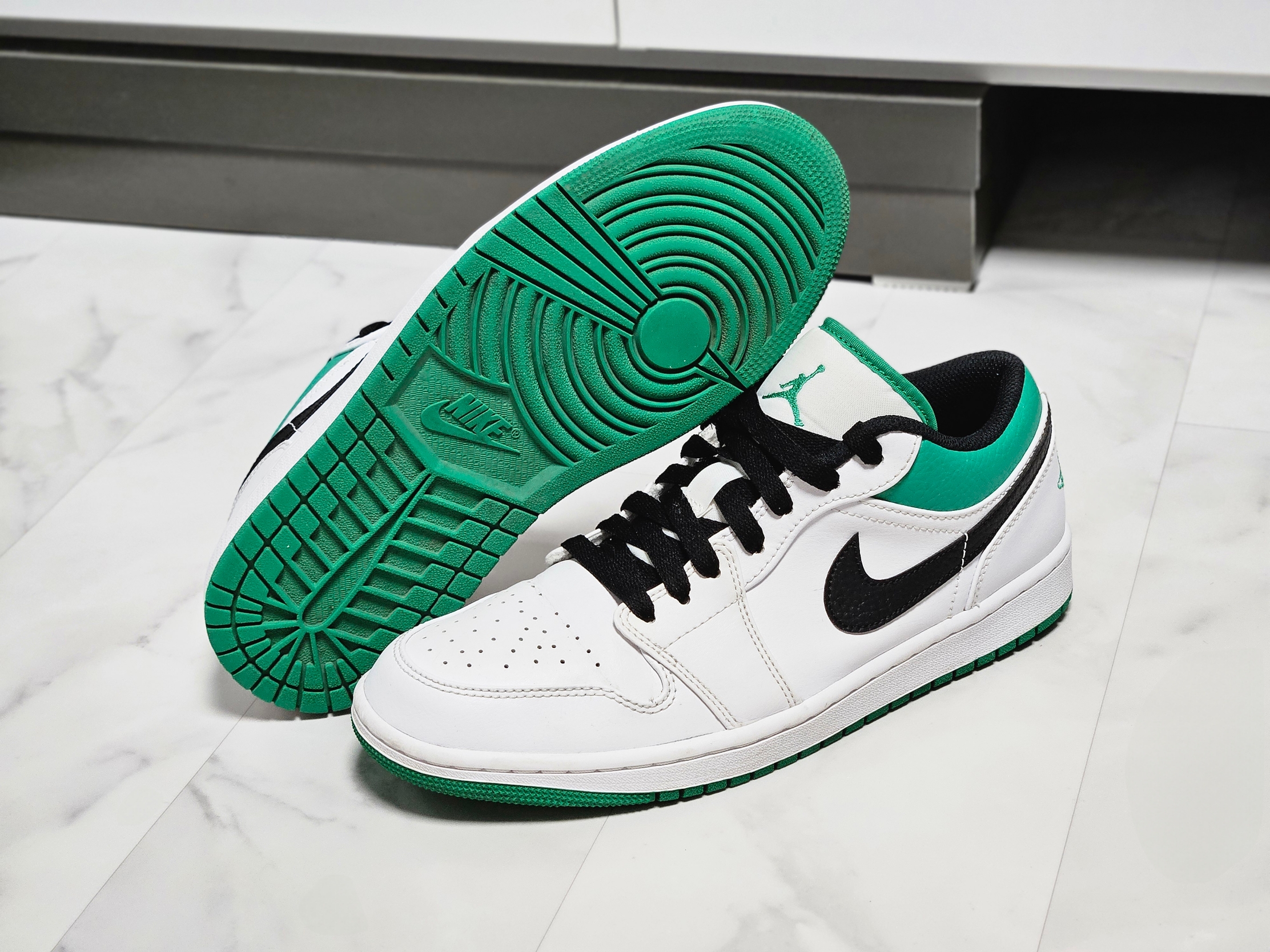 Jordan 1 Low White Lucky Green 착용 스타일 - 7