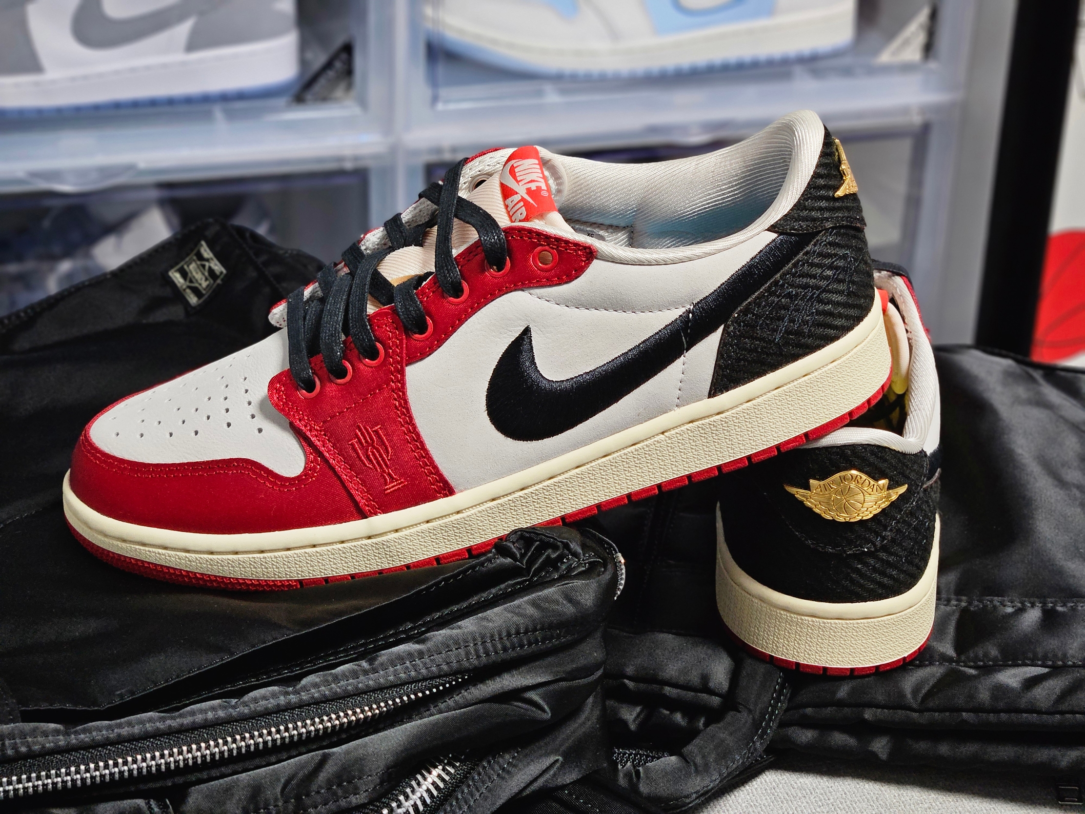 Jordan 1 x Trophy Room Retro Low OG SP Sail Varsity Red 착용 스타일 - 2