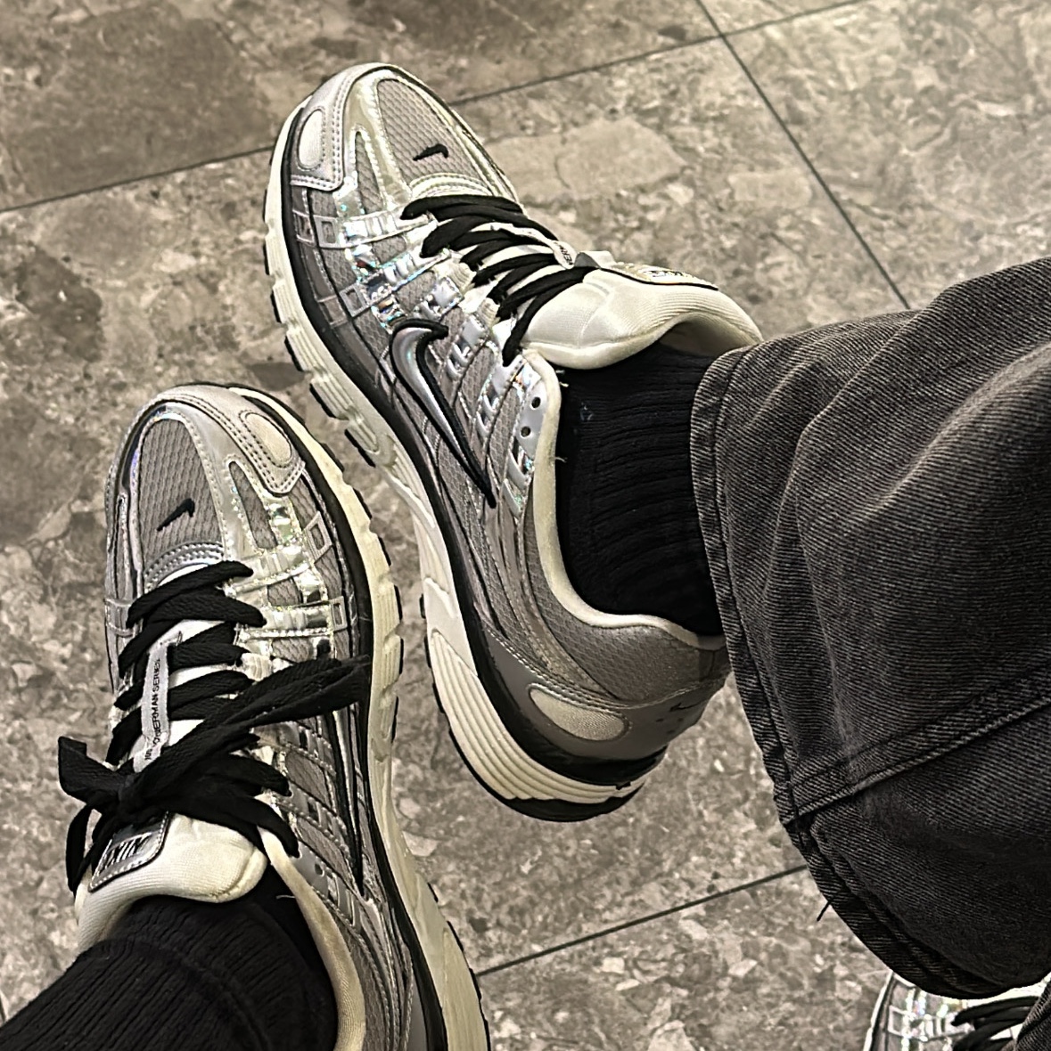 Nike P-6000 Metallic Silver 착용 스타일