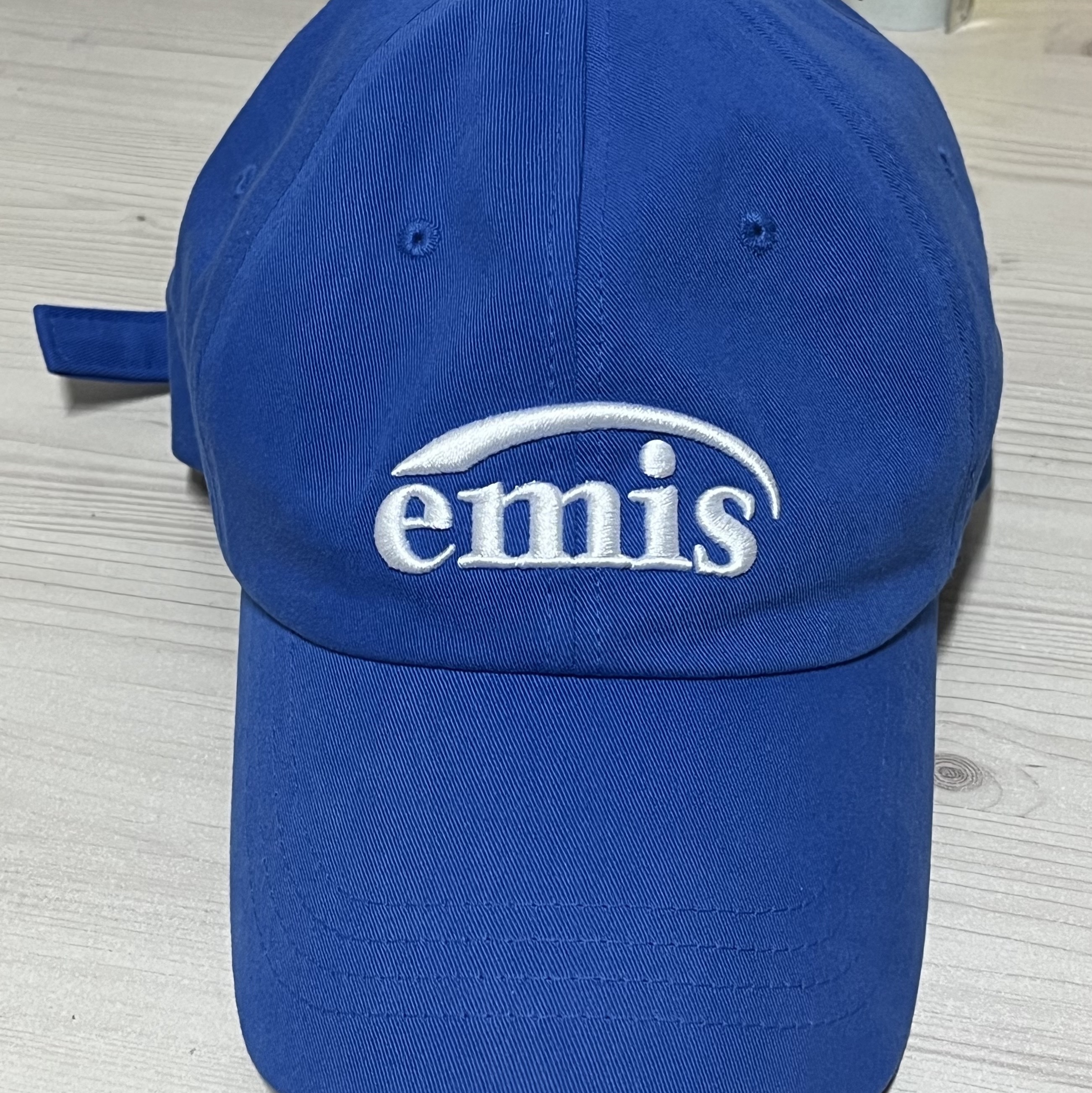 Emis New Logo Ball Cap Blue 착용 스타일
