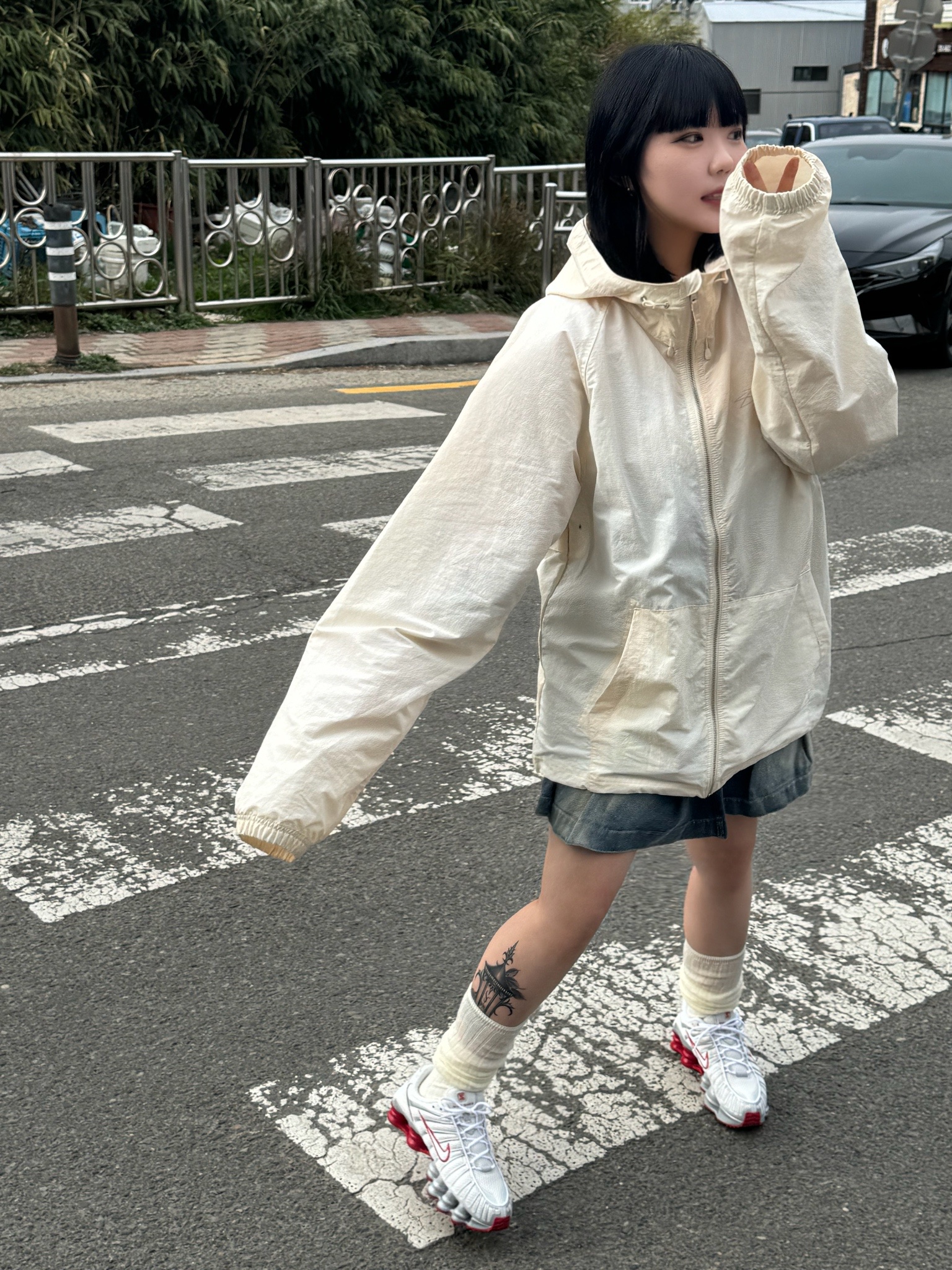 (W) Nike Shox TL Platinum Tint, Stussy Wave Dye Beach Shell Jacket Bone 착용 스타일 - 1