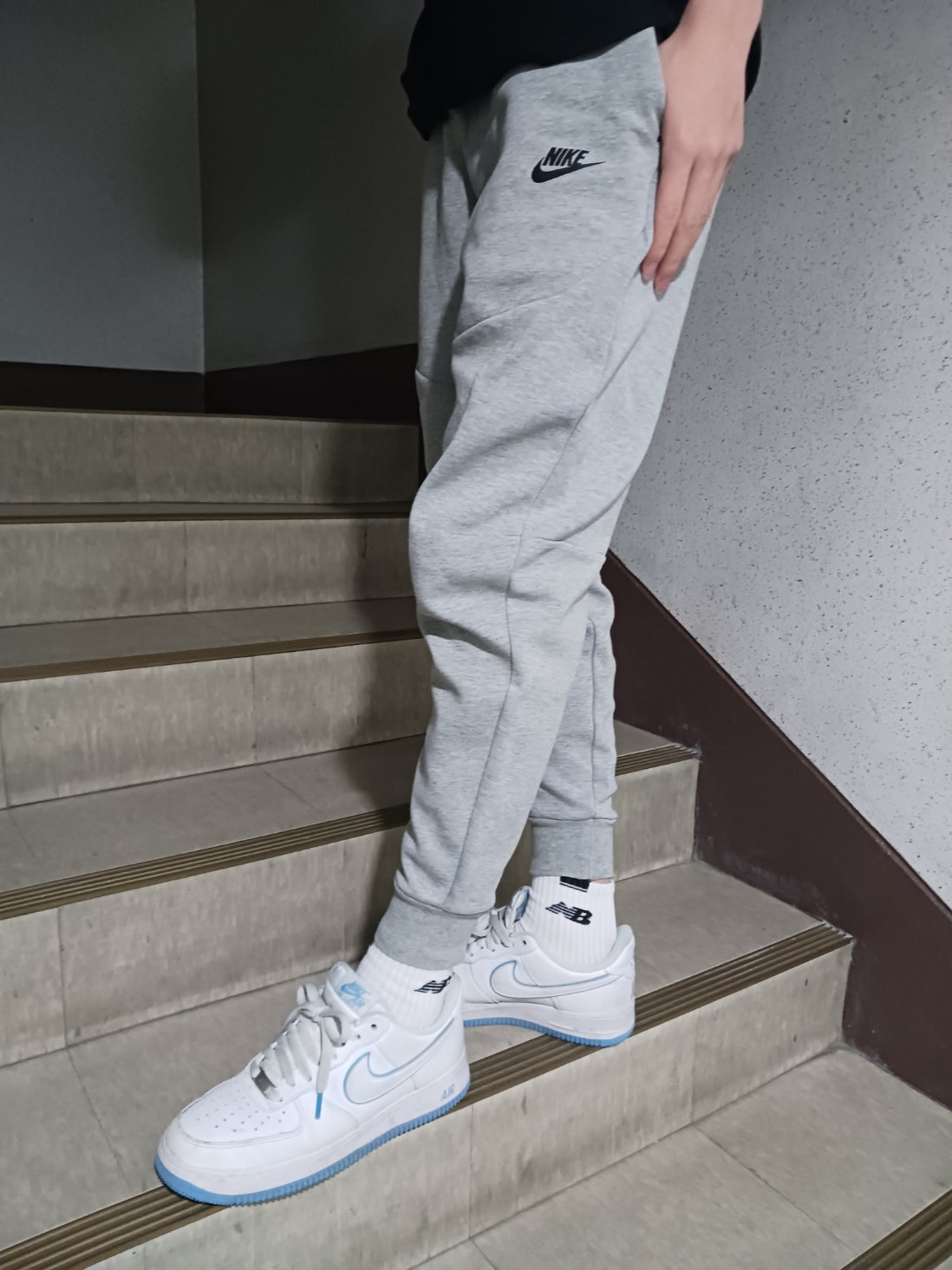 Nike Air Force 1 '07 White University Blue, Nike NSW Tech Fleece Jogger Dark Grey Heather - Asia 착용 스타일 - 1