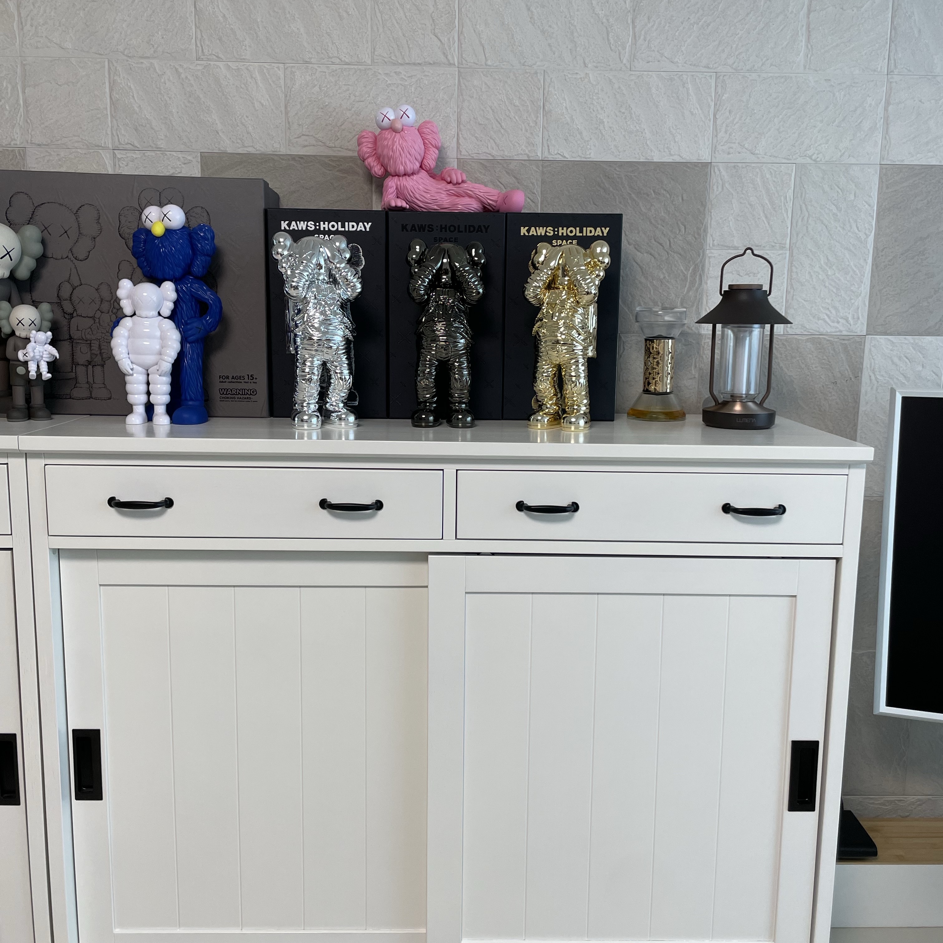 Kaws Holiday Space Figure Gold 착용 스타일 - 2
