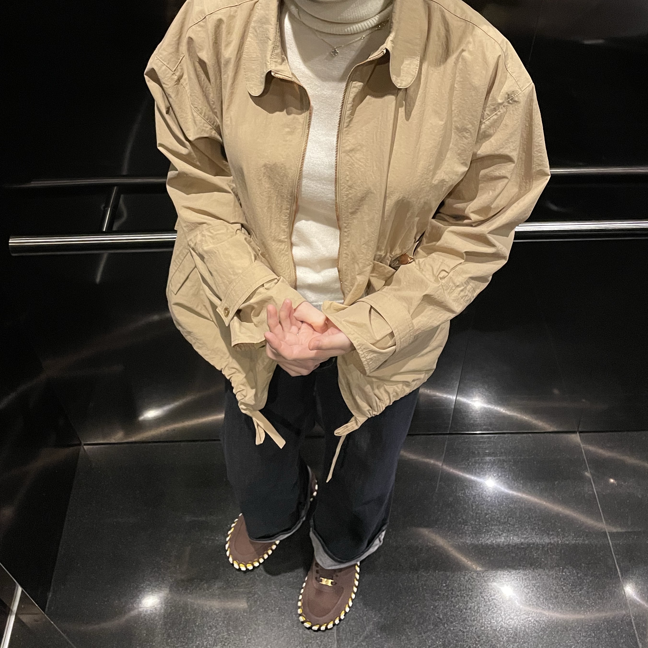 Nike x Jacquemus J Force 1 Low LX SP Earth, (W) Van Cleef & Arpels Sweet Alhambra Pendant Yellow Gold Mother of Pearl 착용 스타일