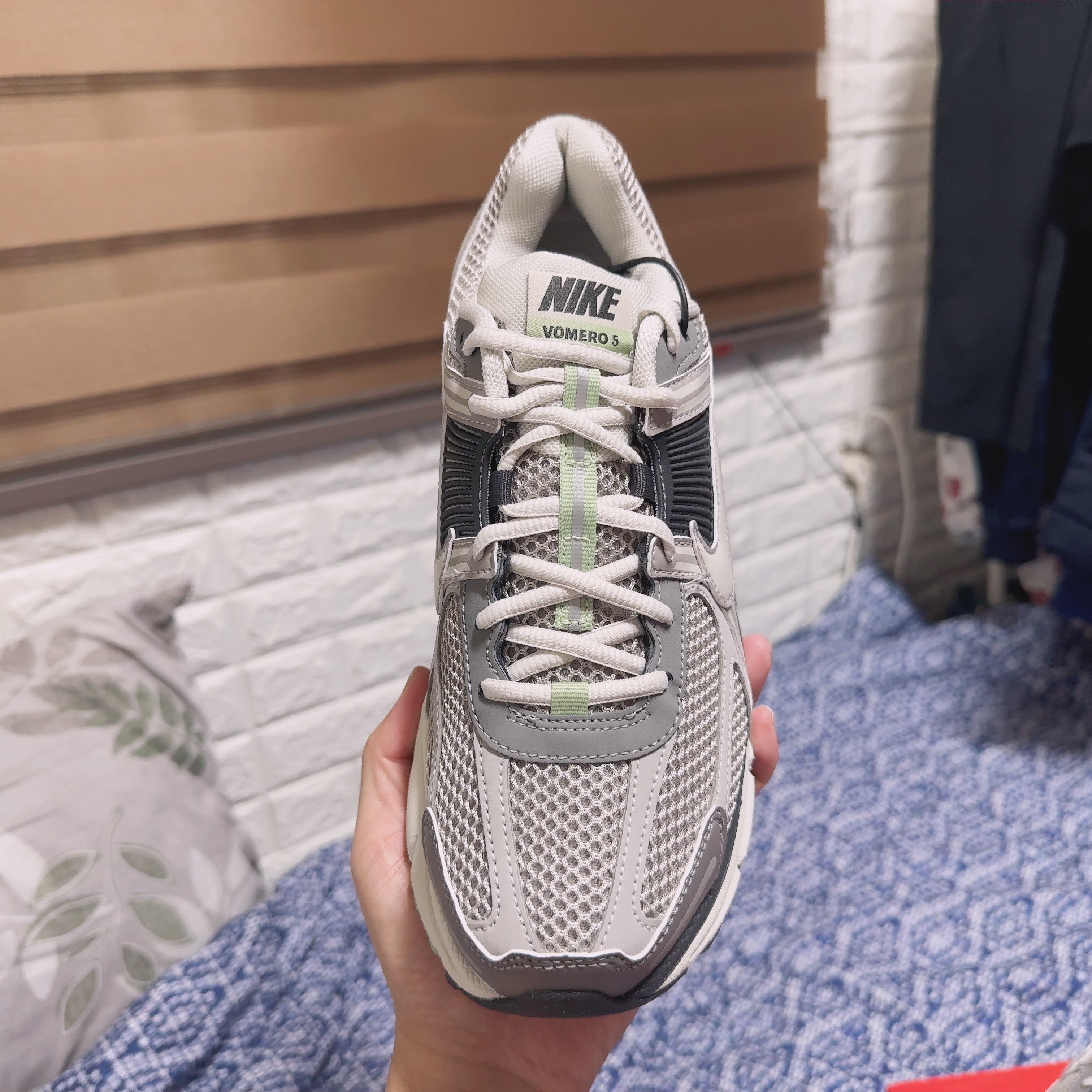 (W) Nike Zoom Vomero 5 Cobblestone and Flat Pewter 착용 스타일 - 3