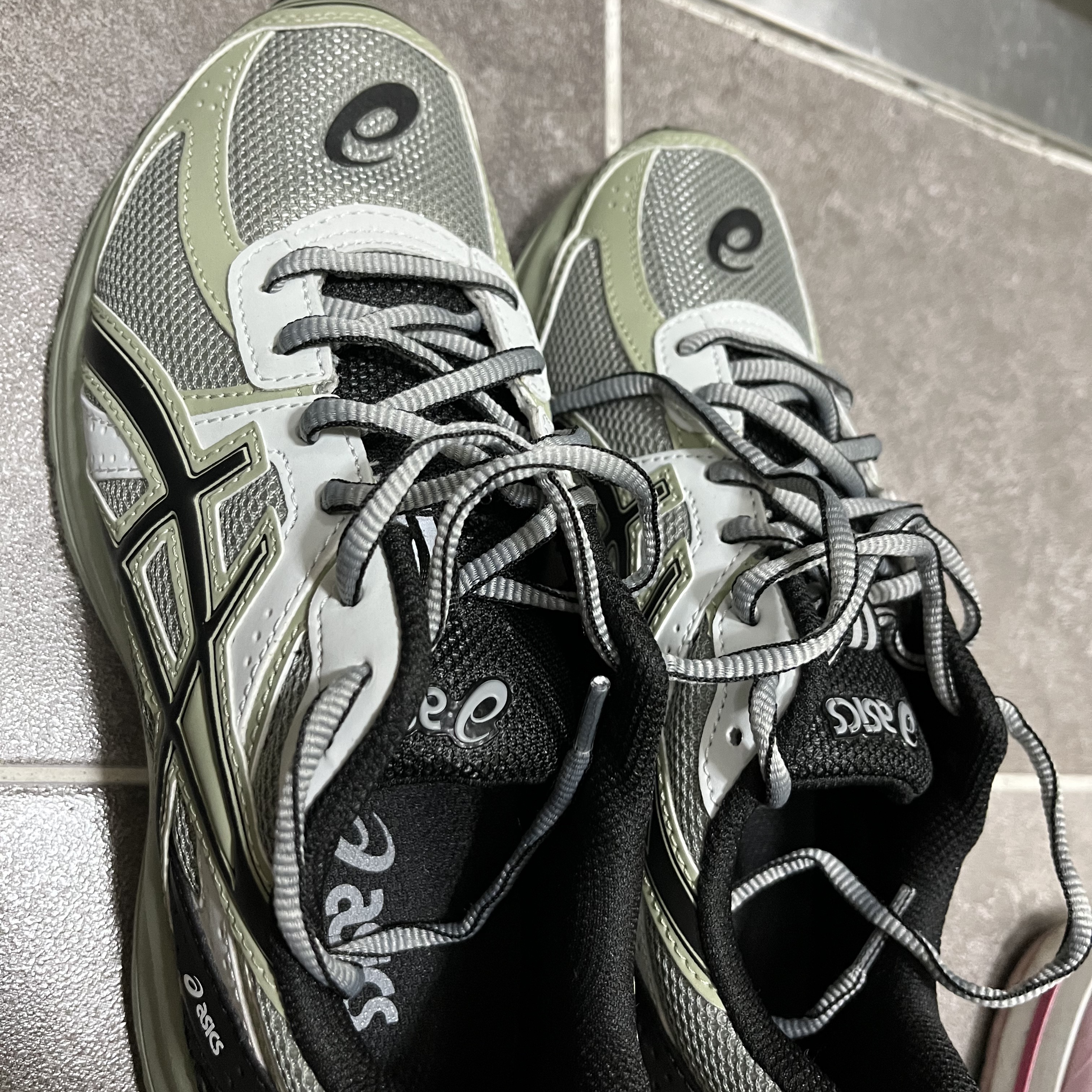 Asics Jog 100 S Sheet Rock - 2E Wide 착용 스타일 - 2