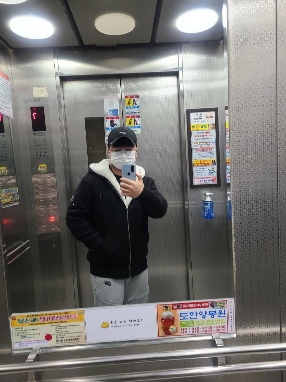 Moose Knuckles Classic Bunny 3 White Lining Zip Hoodie Black - 22FW 착용 스타일
