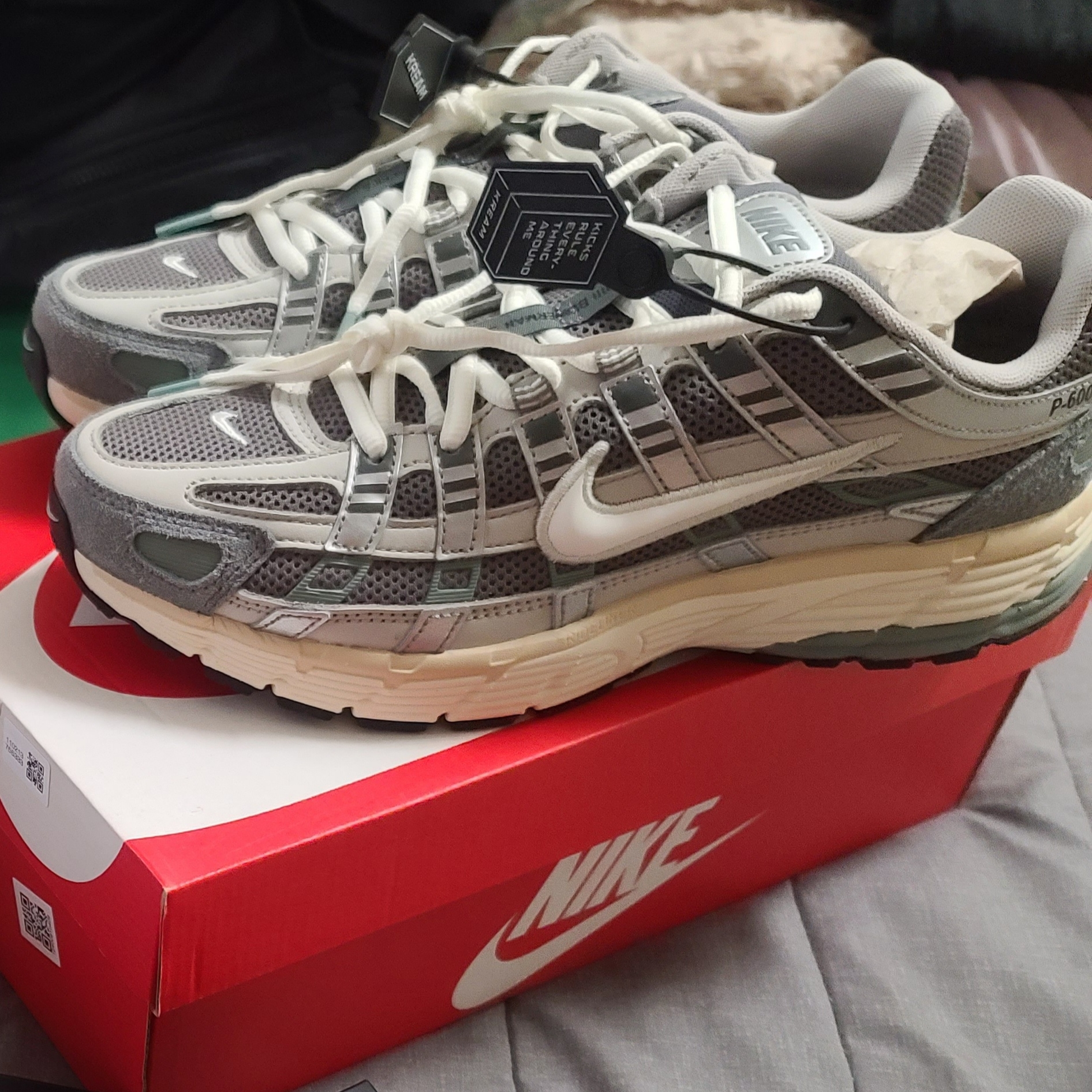 Nike P-6000 Flat Pewter Light Iron Ore 착용 스타일