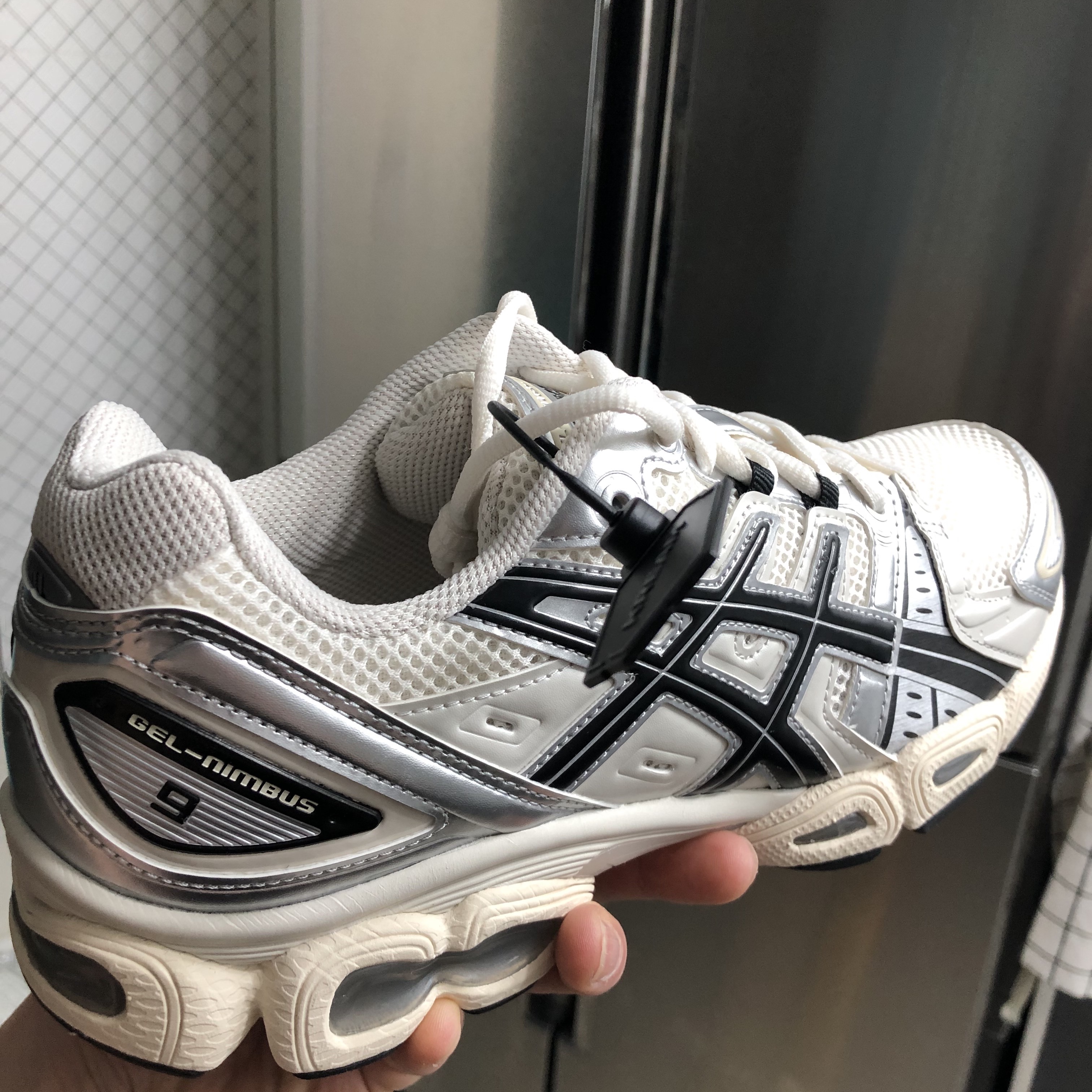 Asics Gel-Nimbus 9 Cream Black 착용 스타일 - 3