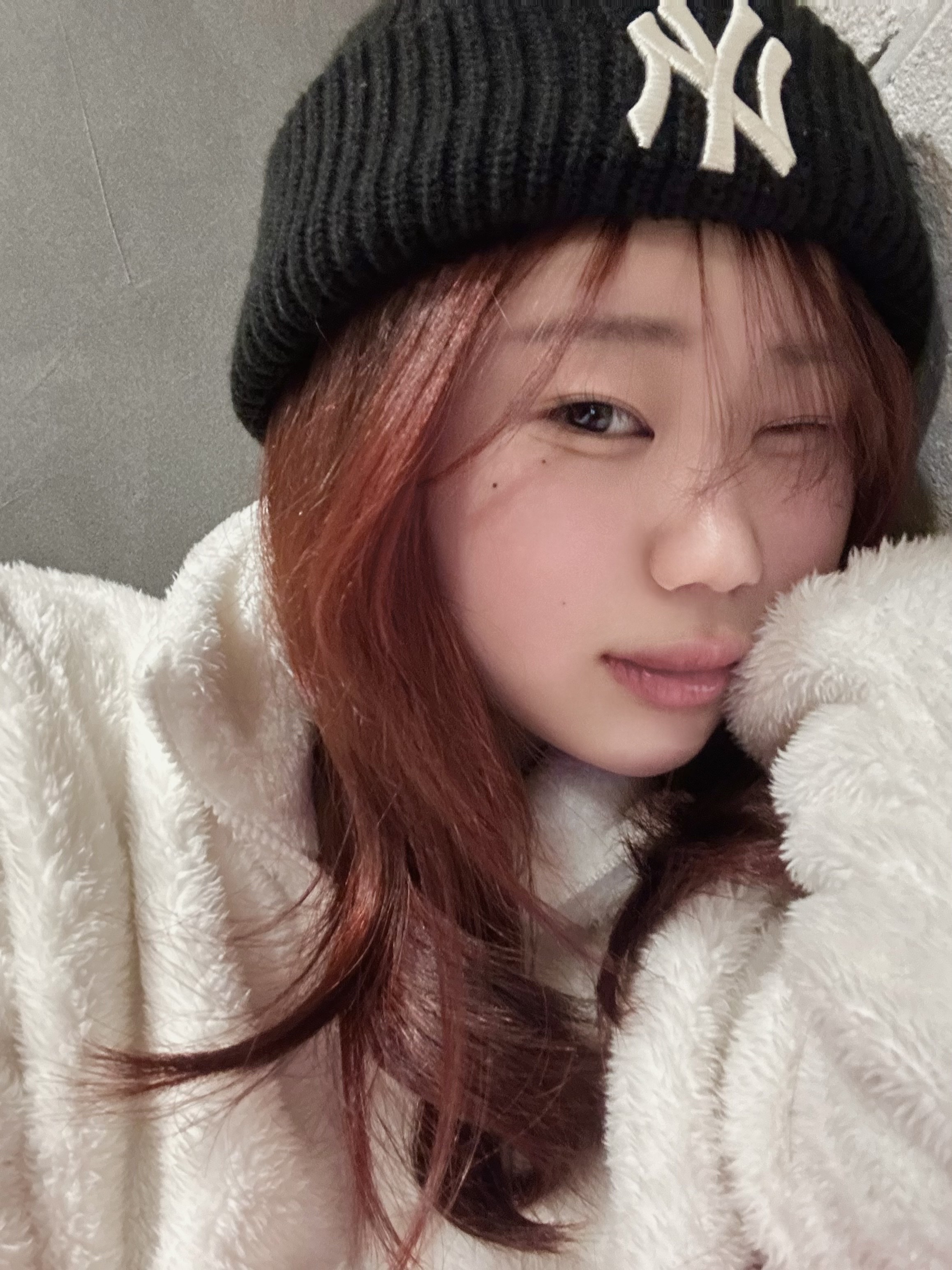 Kith x New Era New York Yankees Knit Beanie Black 착용 스타일