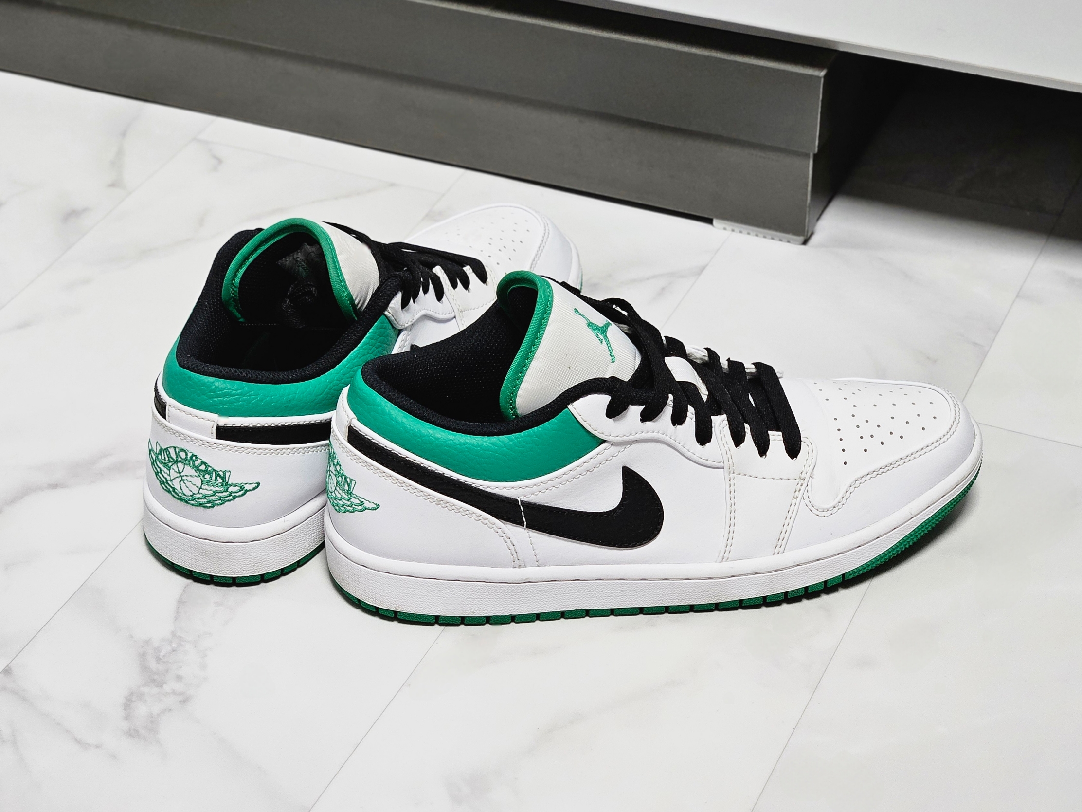 Jordan 1 Low White Lucky Green 착용 스타일 - 3