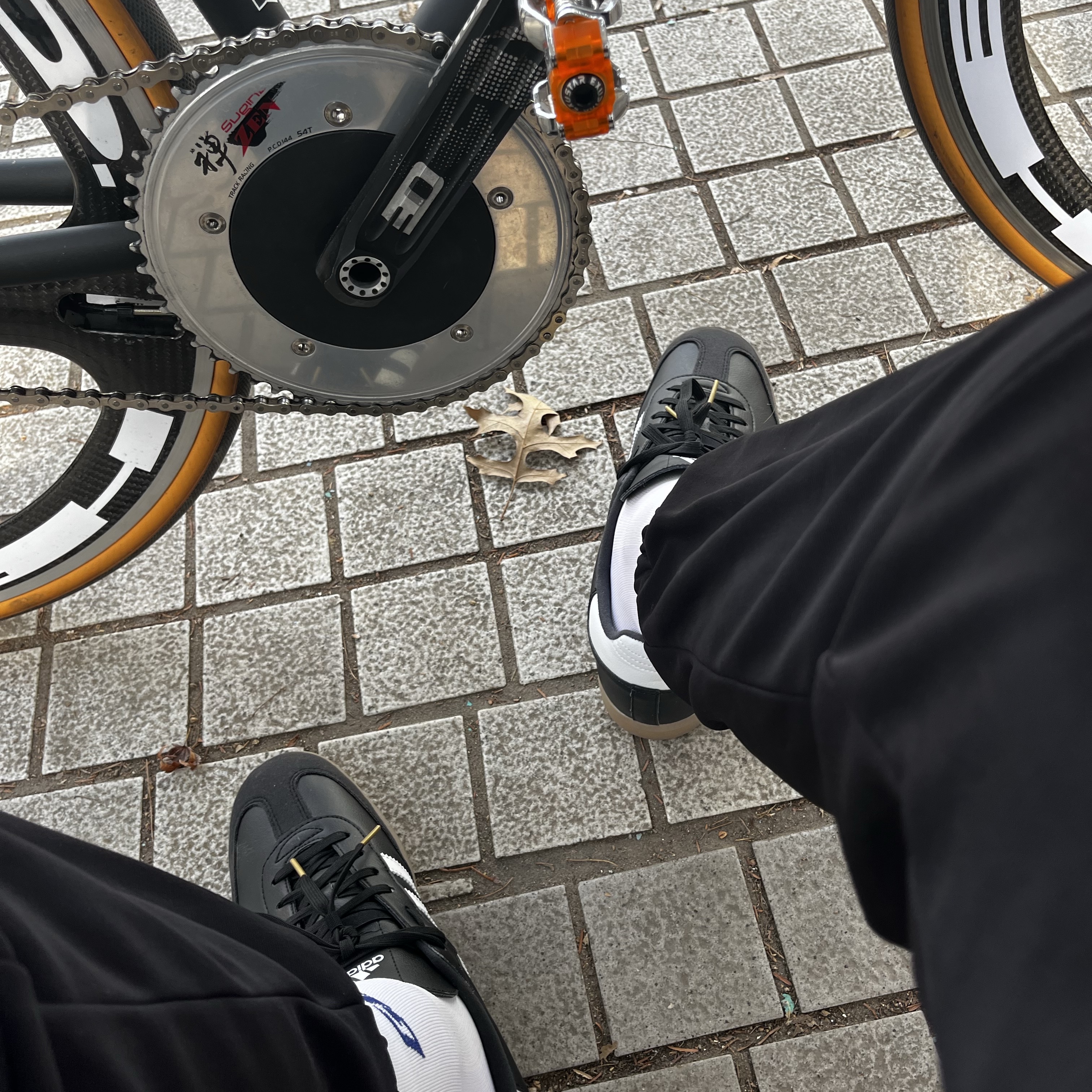 Adidas Velosamba Vegan Cycling Core Black 착용 스타일