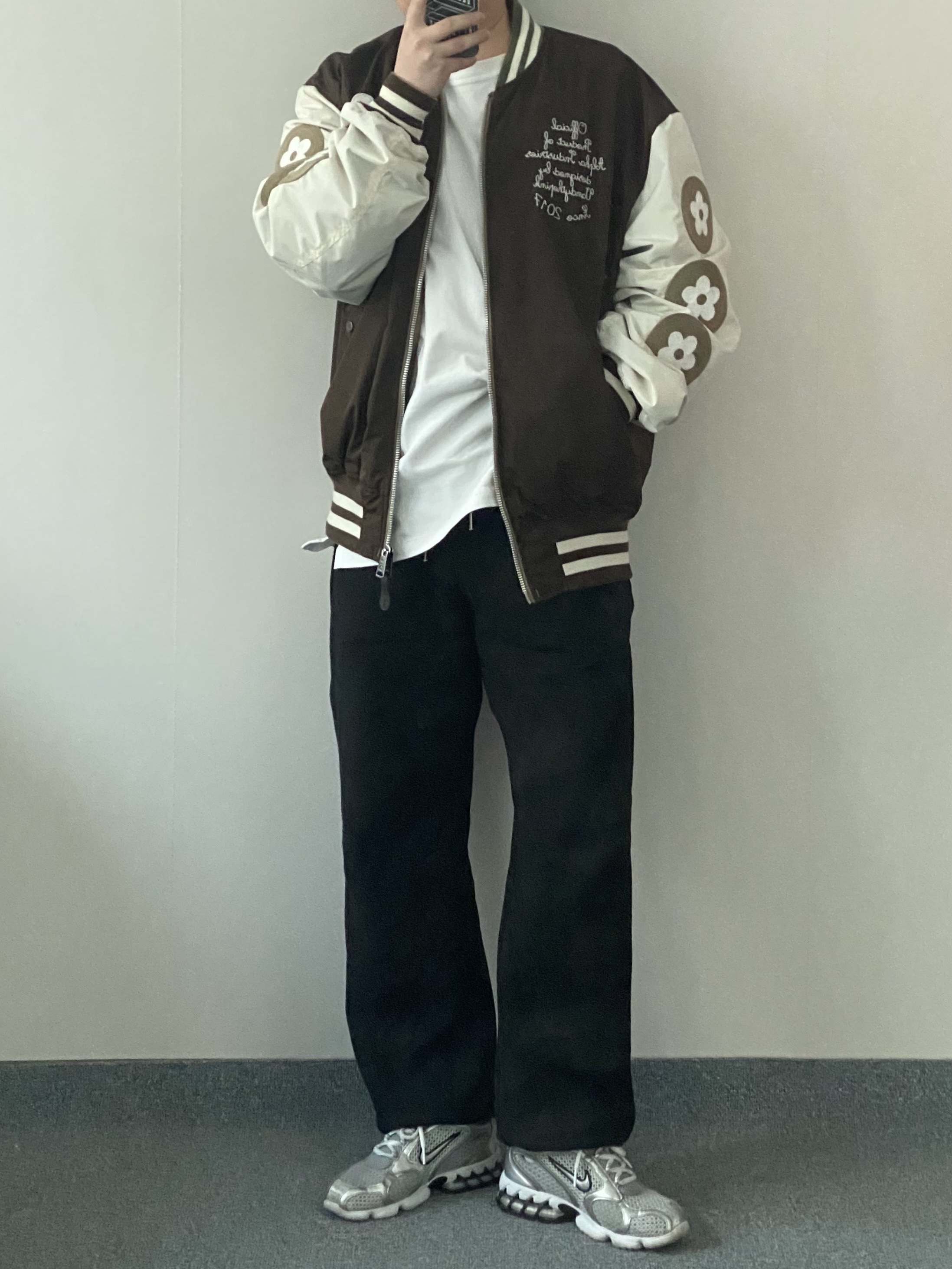 Vandy The Pink x Alpha Industries Bomber Jacket Lead Gray, (W) Nike Air Zoom Spiridon Cage 2 Metallic Silver 착용 스타일