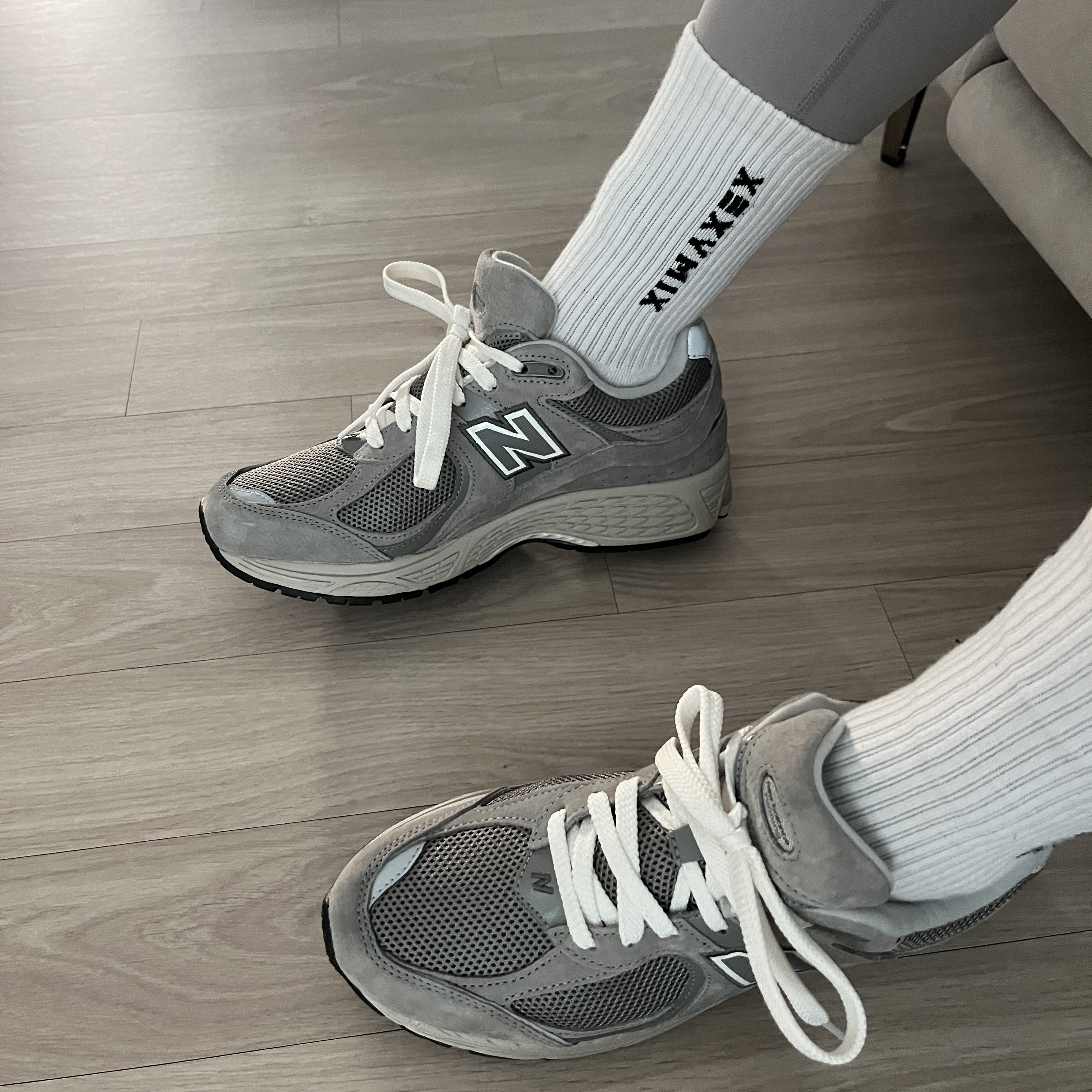 New Balance 2002R Grey 착용 스타일