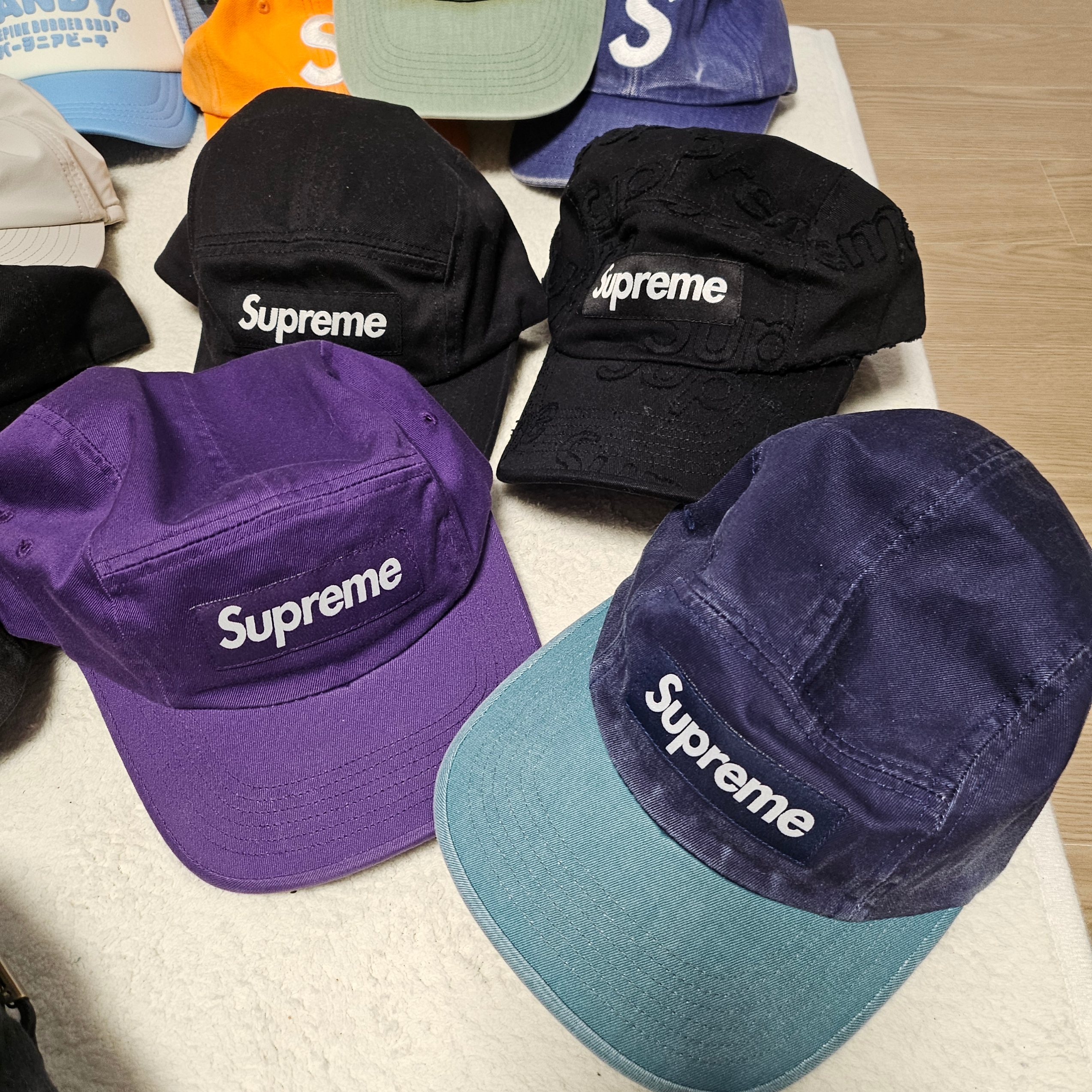 Supreme Pigment 2-Tone Camp Cap Navy - 24SS, Supreme Washed Chino Twill Camp Cap Purple - 24SS 착용 스타일 - 1