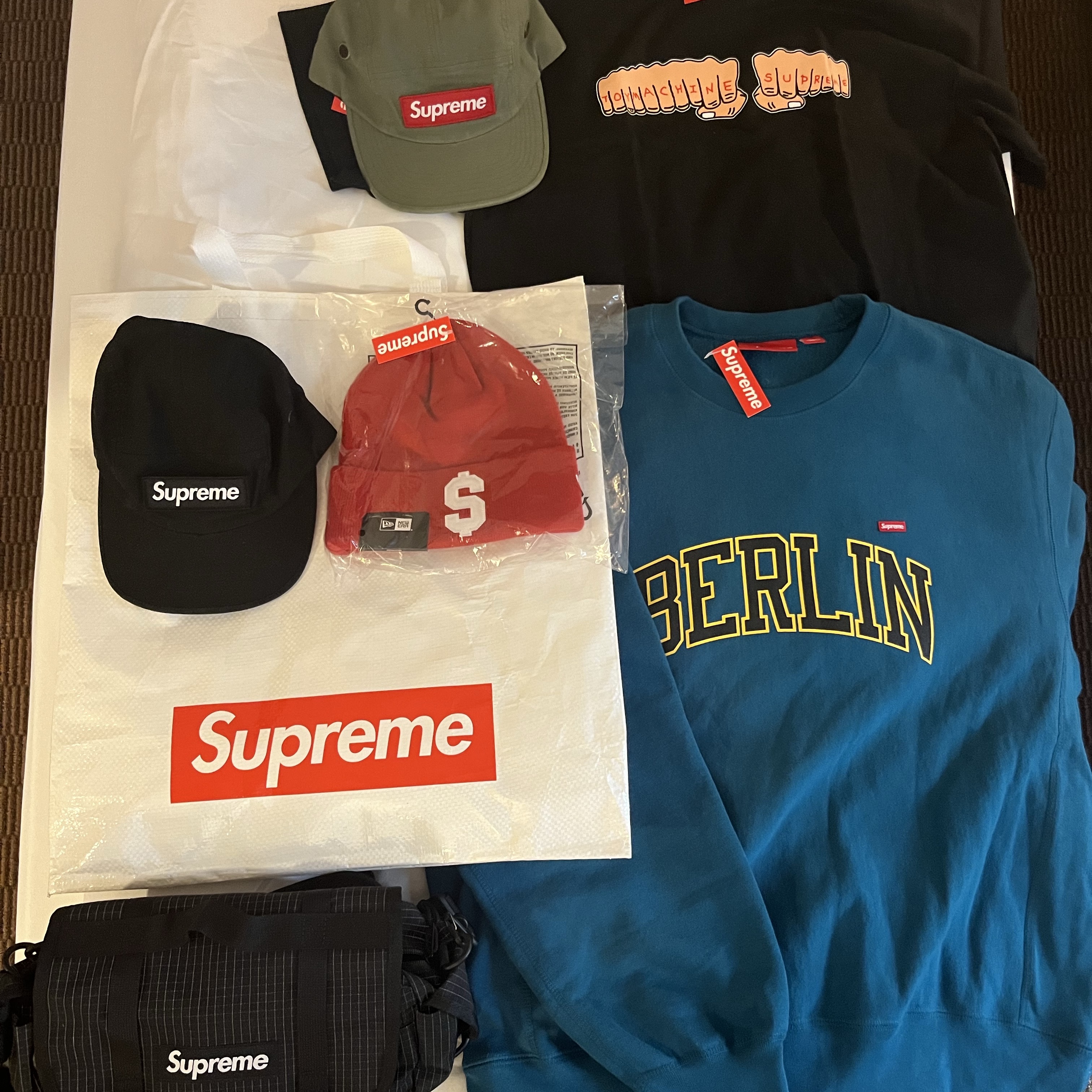 Supreme Berlin Shop Small Box Crewneck Blue - 24SS, Supreme Mini Duffle Bag Black - 24SS 착용 스타일