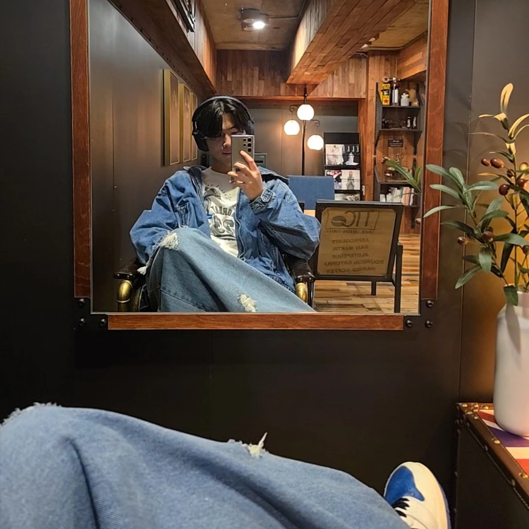 Juun.J Denim Wide Hooded Zip-Up Blue, Jordan 1 x Travis Scott x Fragment Retro High OG SP Military Blue 착용 스타일