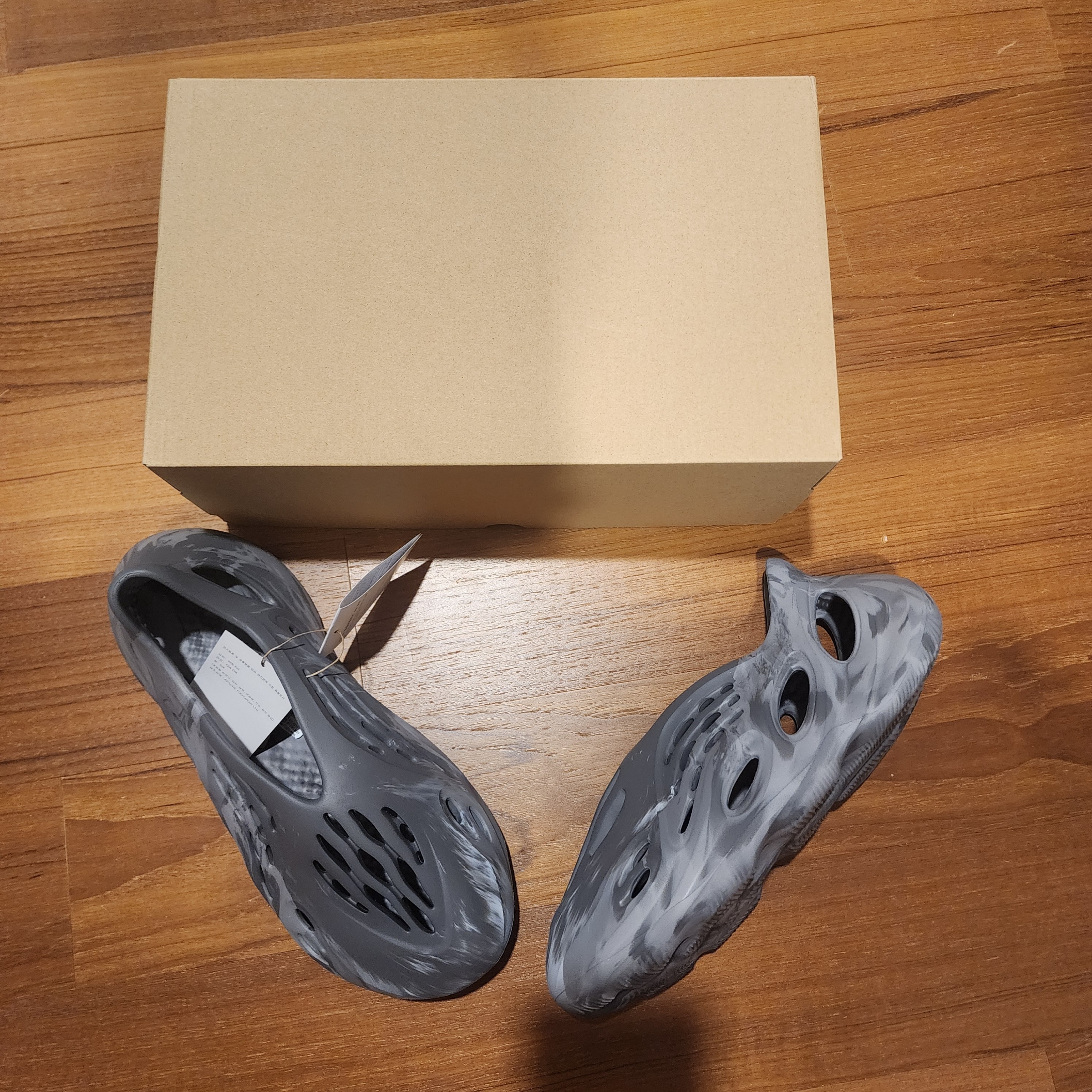 Adidas Yeezy Foam RNNR MX Granite 착용 스타일 - 2