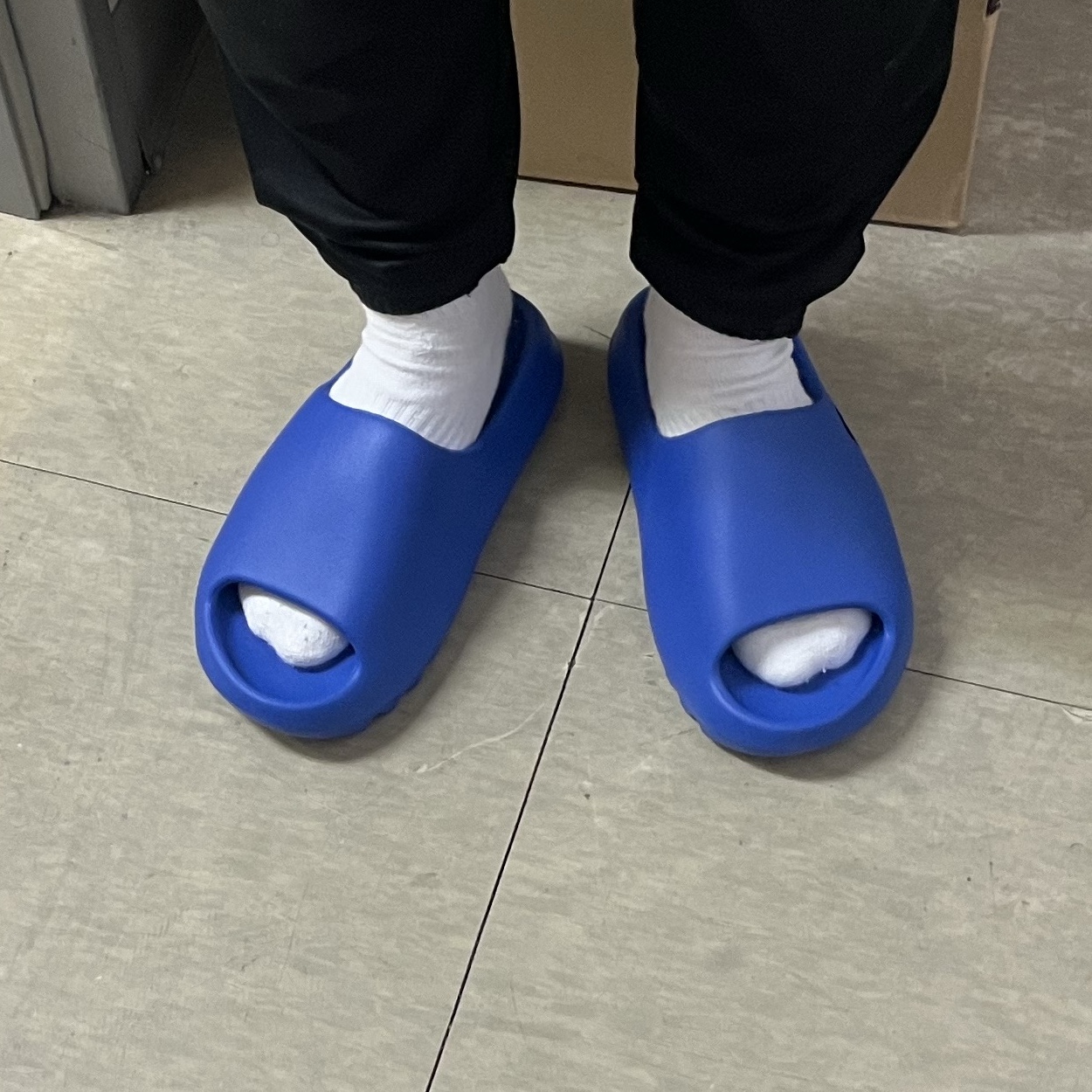 Adidas Yeezy Slide Azure 착용 스타일 - 2
