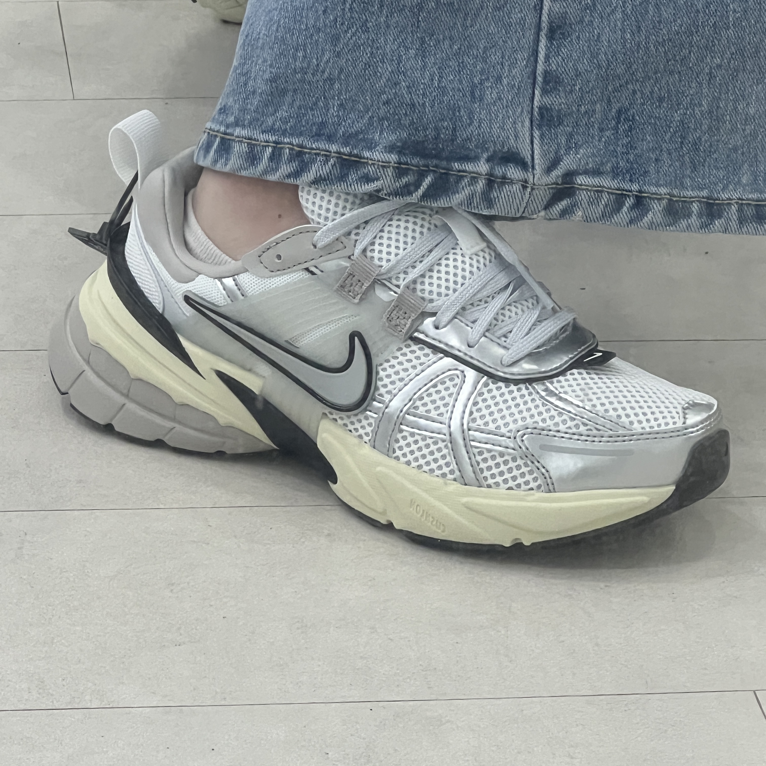 Nike V2K Run Summit White Metallic Silver 착용 스타일