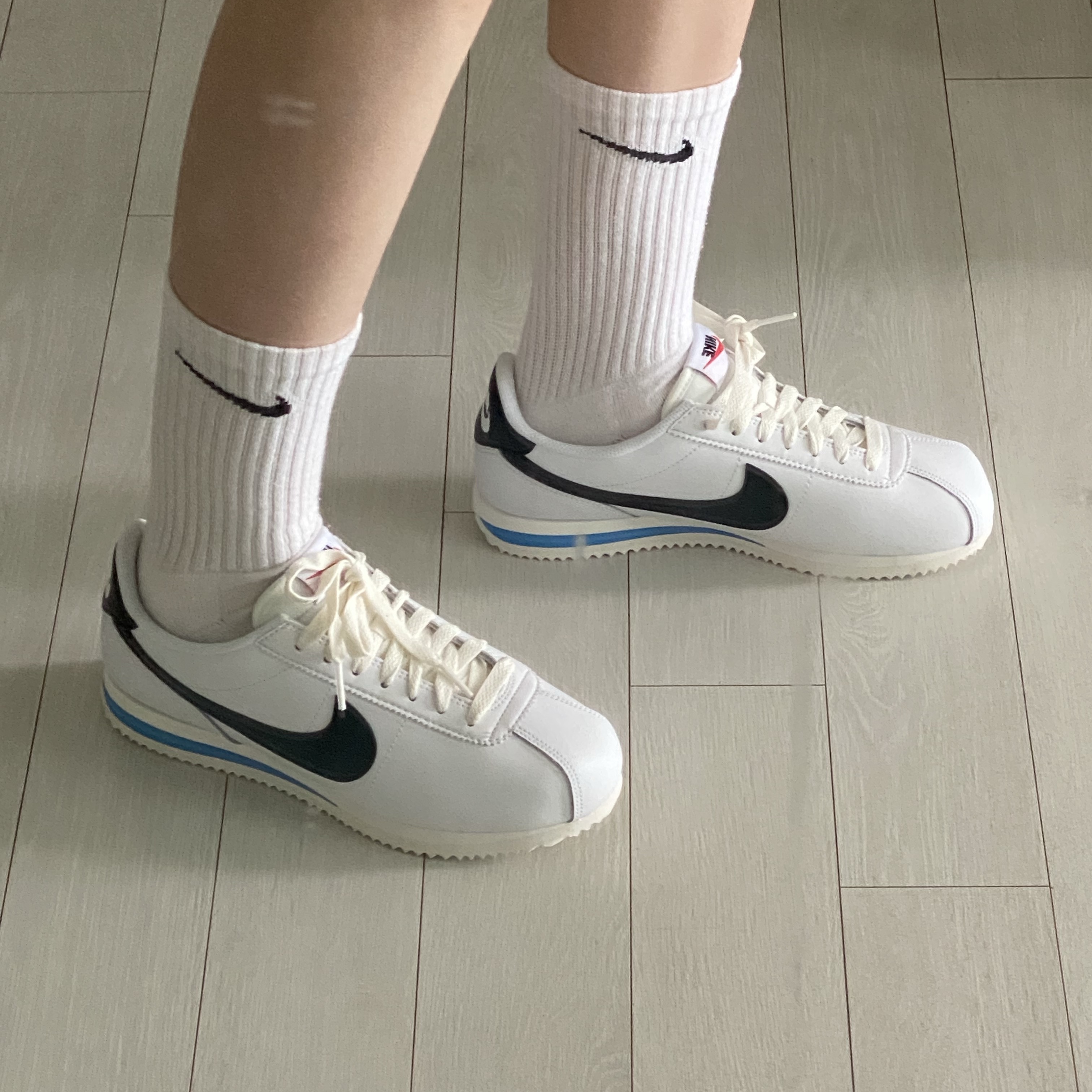 (W) Nike Cortez White and Black 착용 스타일 - 1