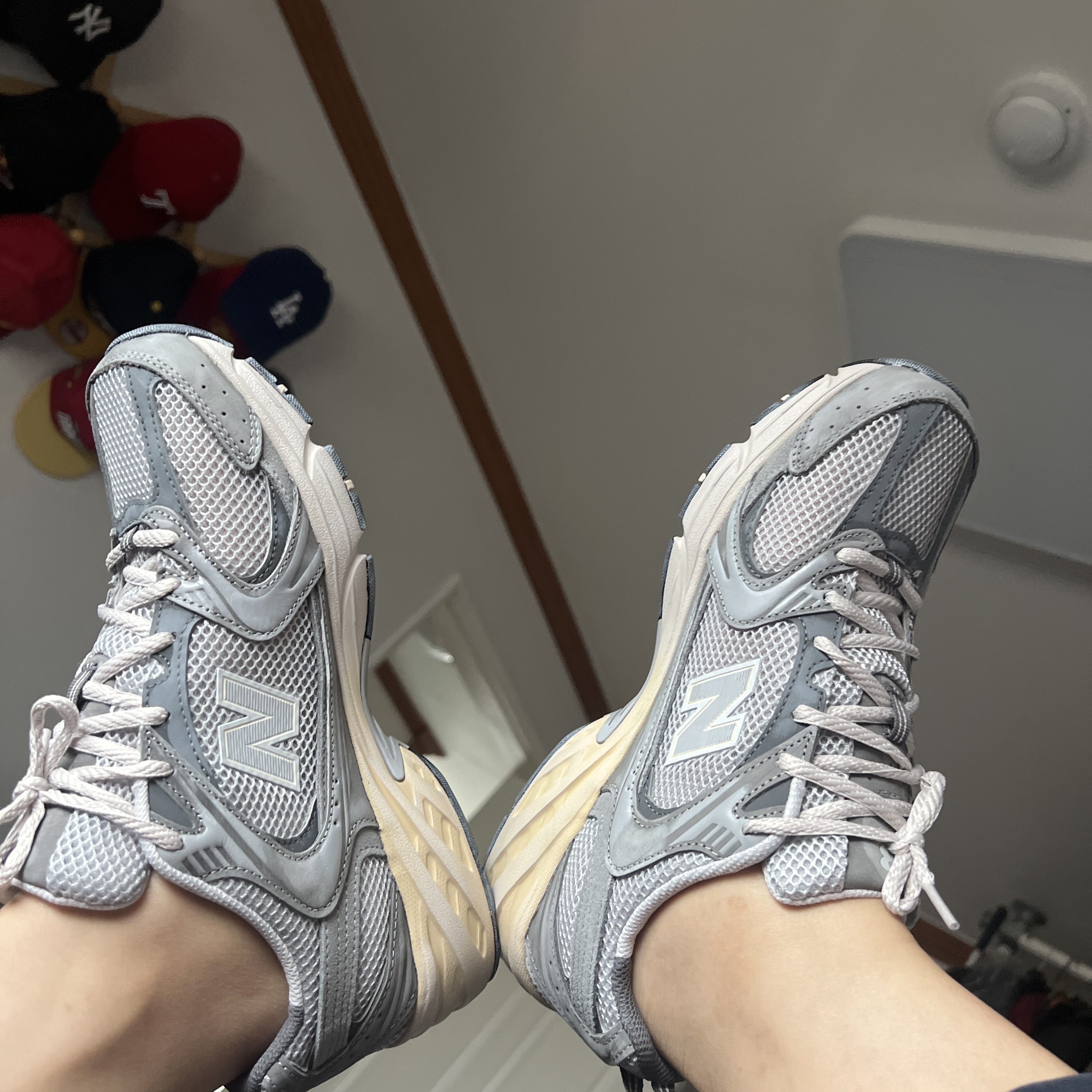 New Balance 530 Premium Vintage Grey Matter 착용 스타일
