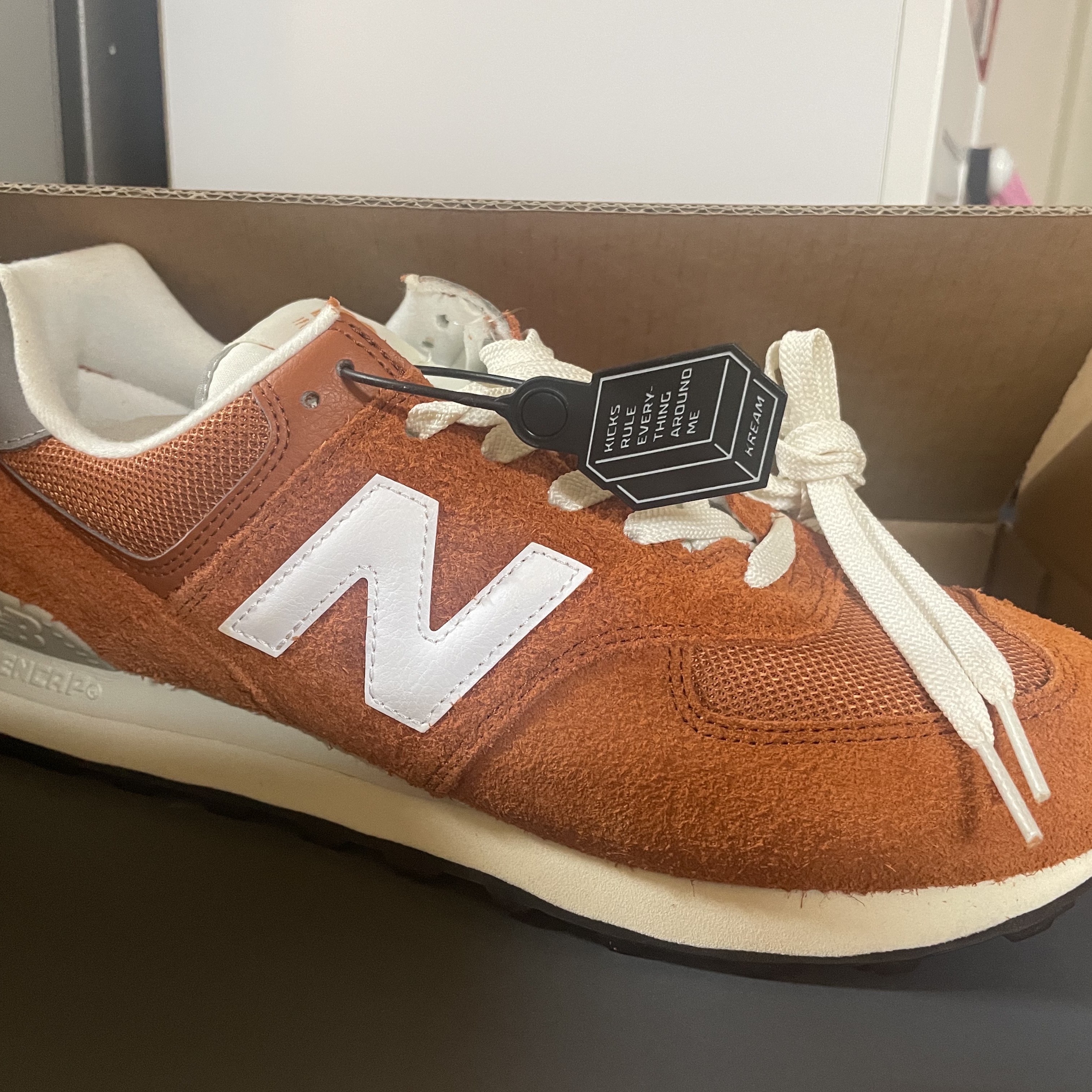 New Balance 574 Heritage Orange Burst White 착용 스타일
