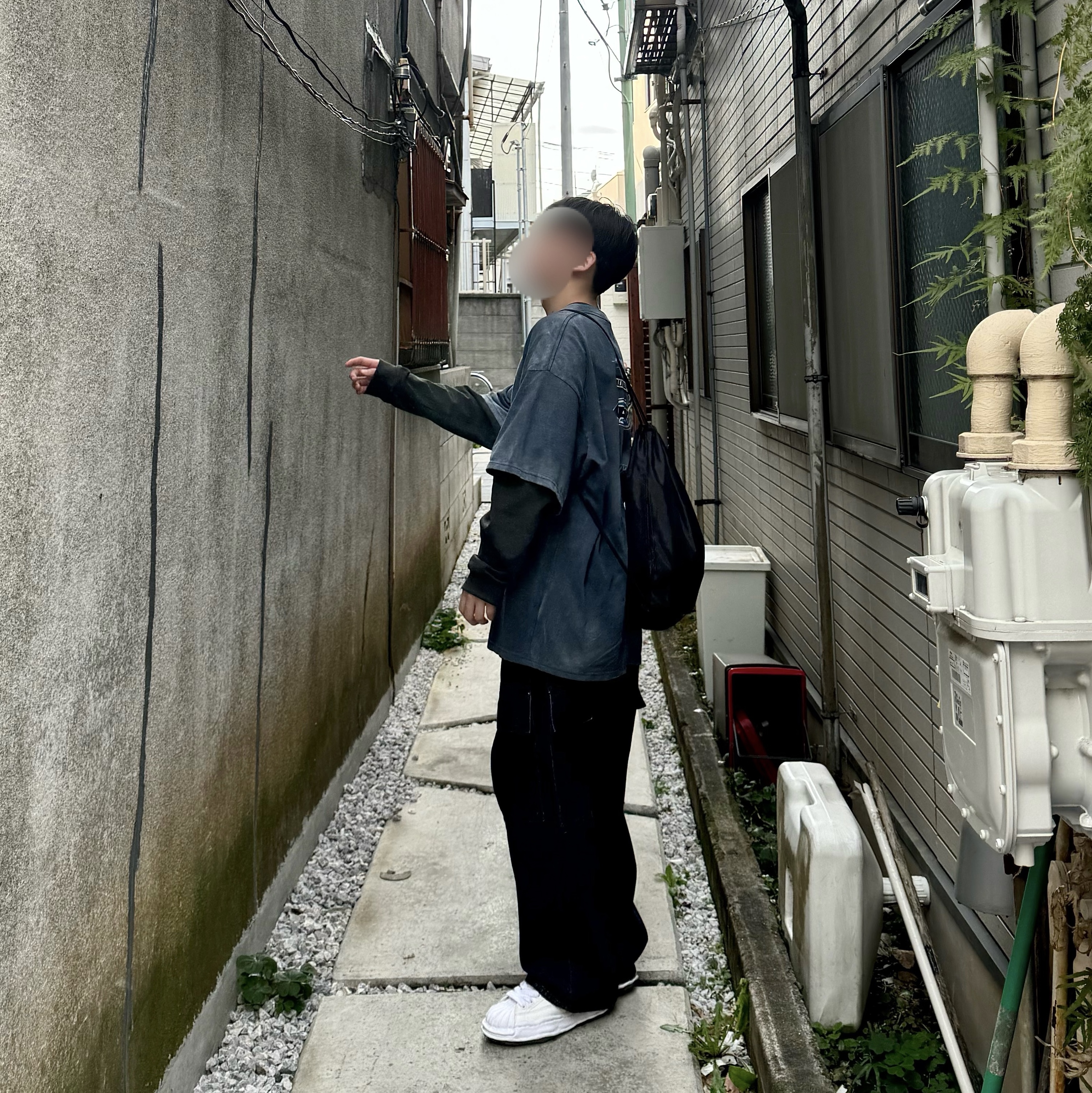 Farfromwhat Far Washed Logo T-Shirt Navy, Maison Mihara Yasuhiro Blakey OG Sole Canvas Low-top Sneakers White 착용 스타일 - 2