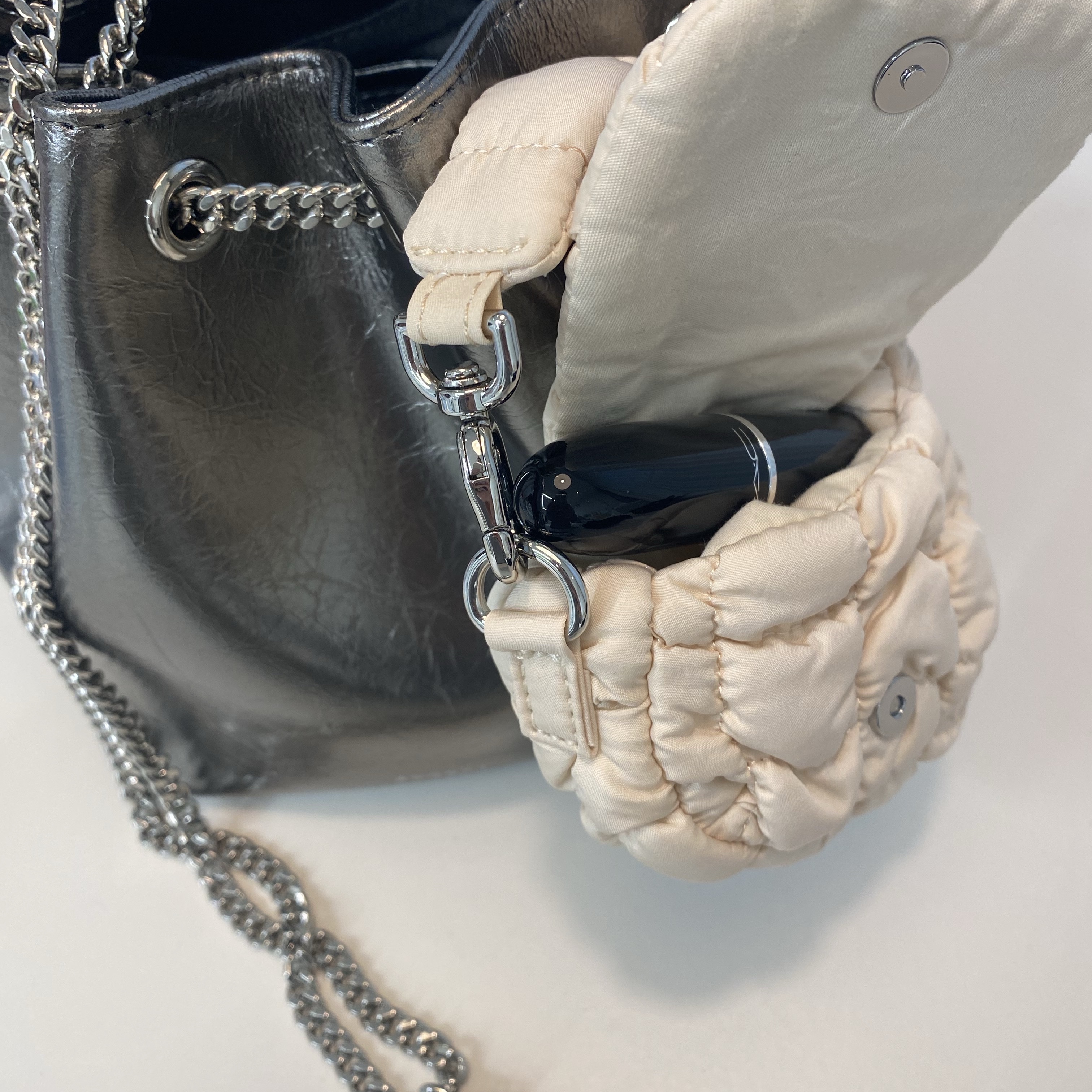 COS Quilted Nano Bag Beige 착용 스타일 - 2