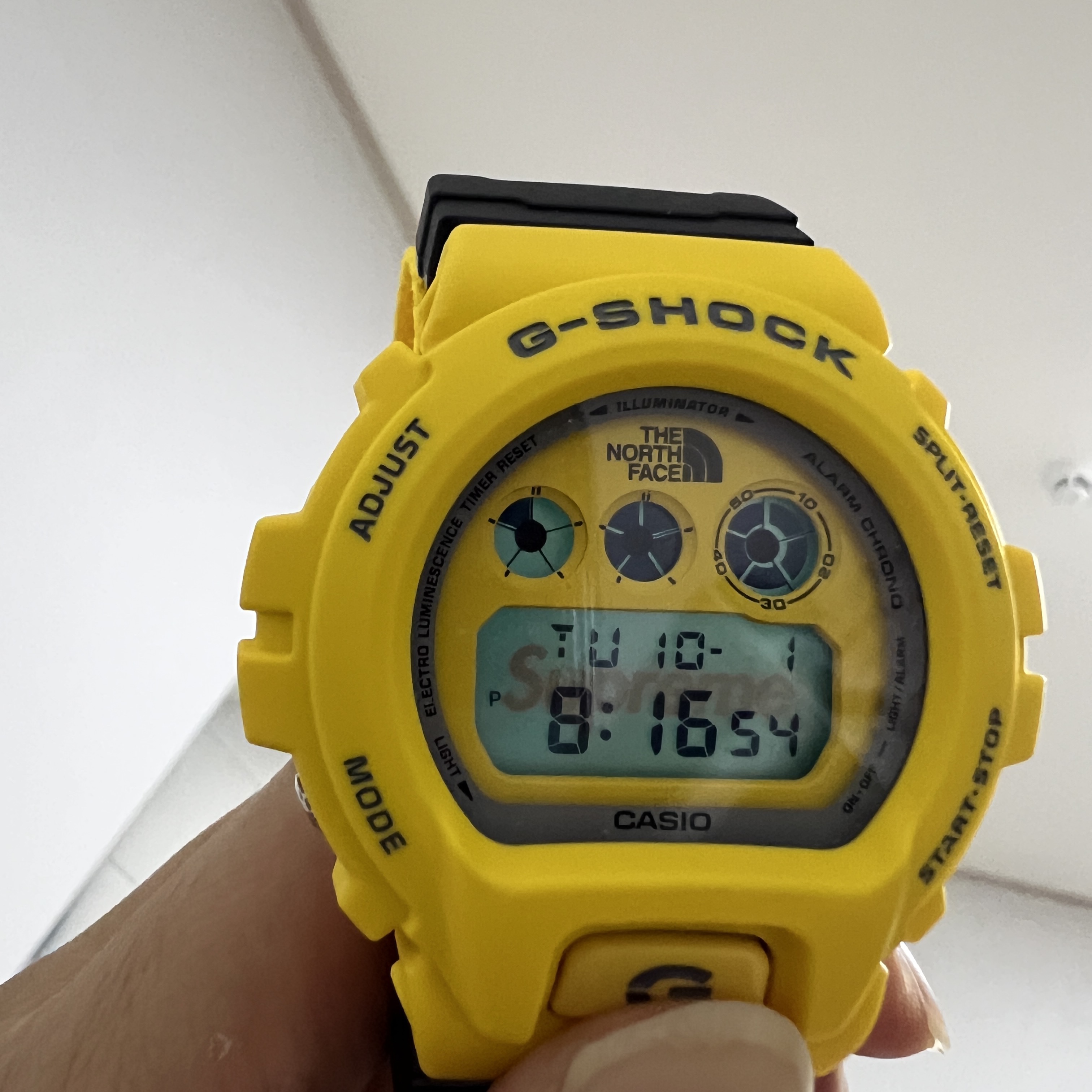 Casio G-Shock x Supreme x The North Face DW-6900 Yellow 착용 스타일 - 1