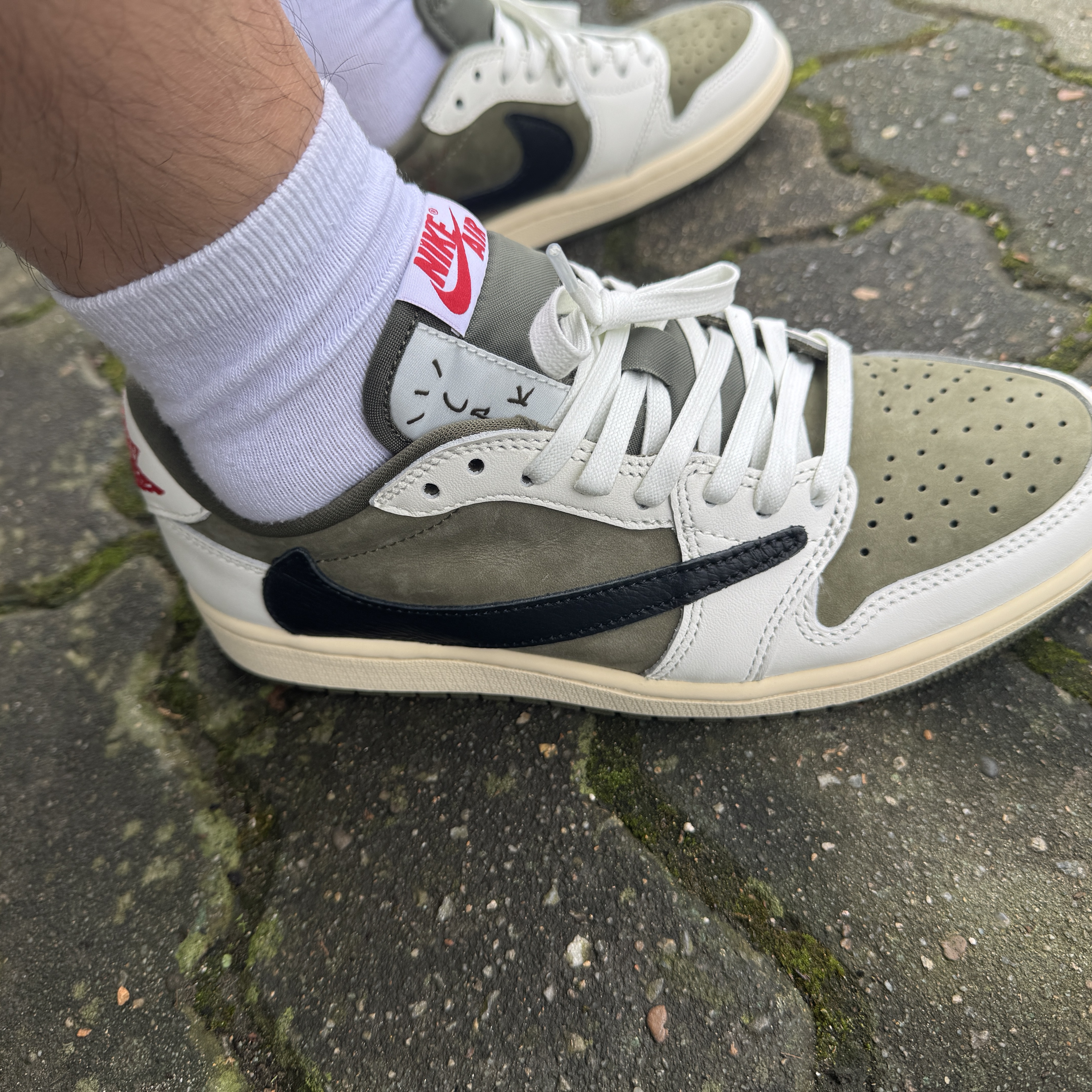 Jordan 1 x Travis Scott Retro Low OG SP Reverse Olive 착용 스타일