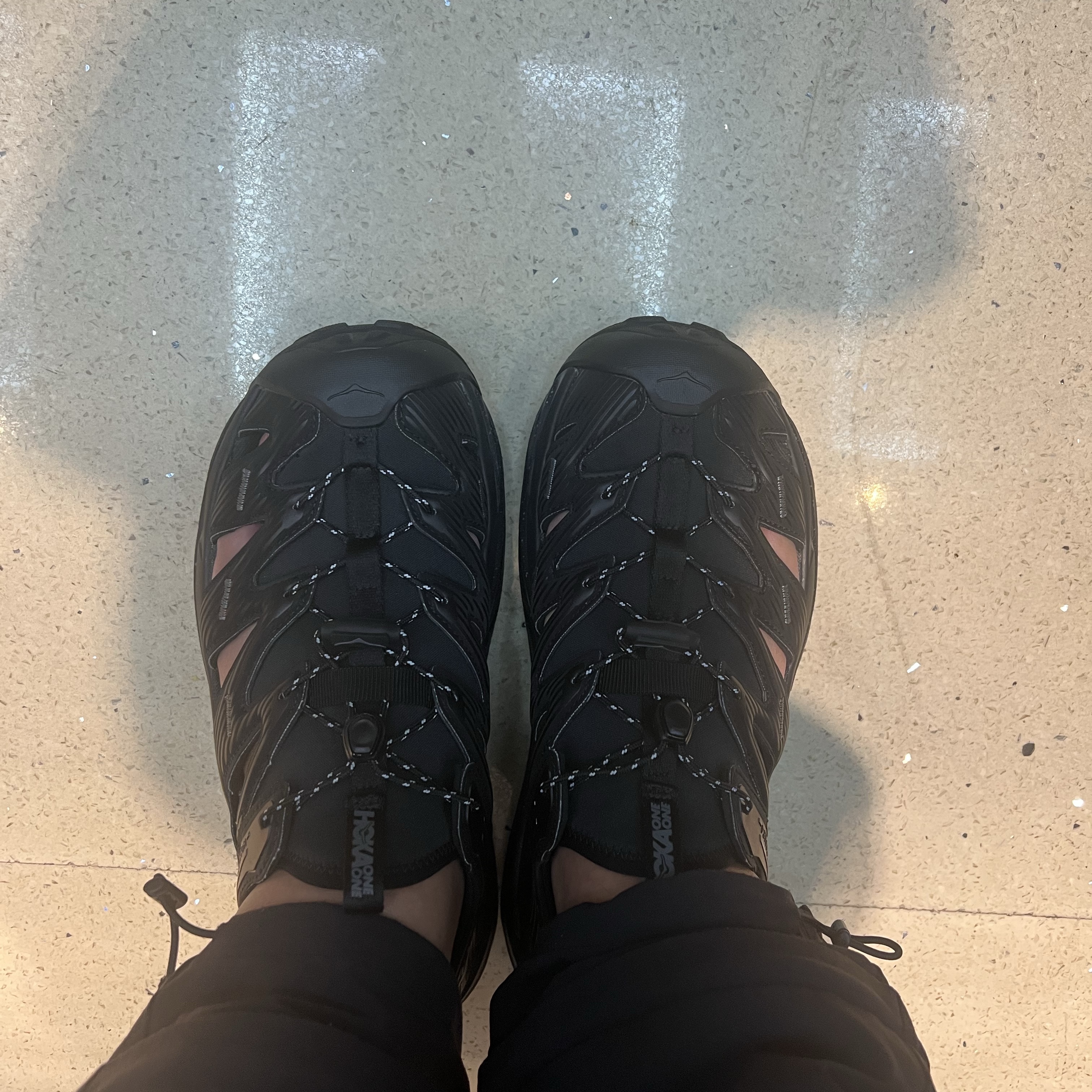 Hoka Hopara Black Castle Rock 착용 스타일