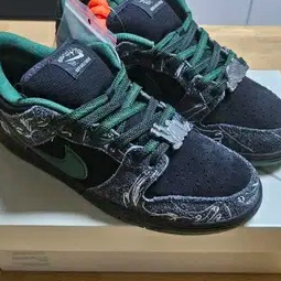 Nike x There SB Dunk Low Pro Anthracite and Gorge Green 착용 스타일