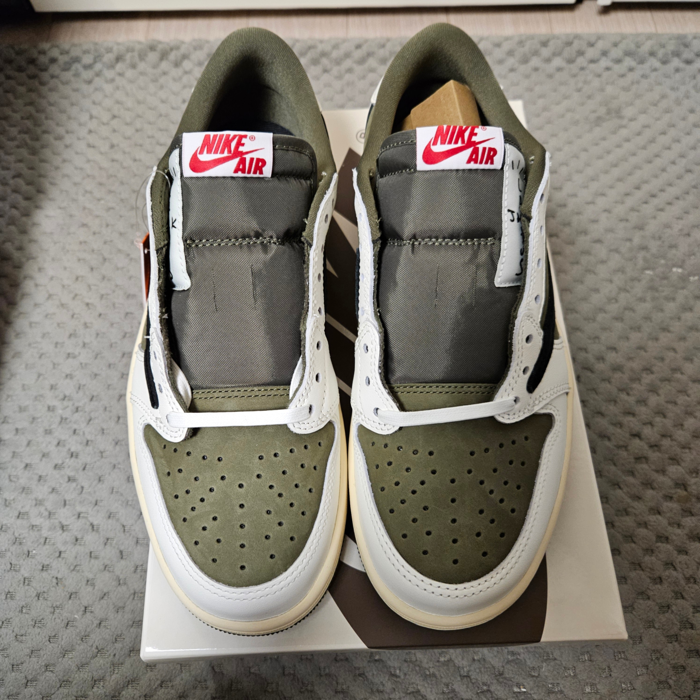 Jordan 1 x Travis Scott Retro Low OG SP Reverse Olive 착용 스타일 - 1