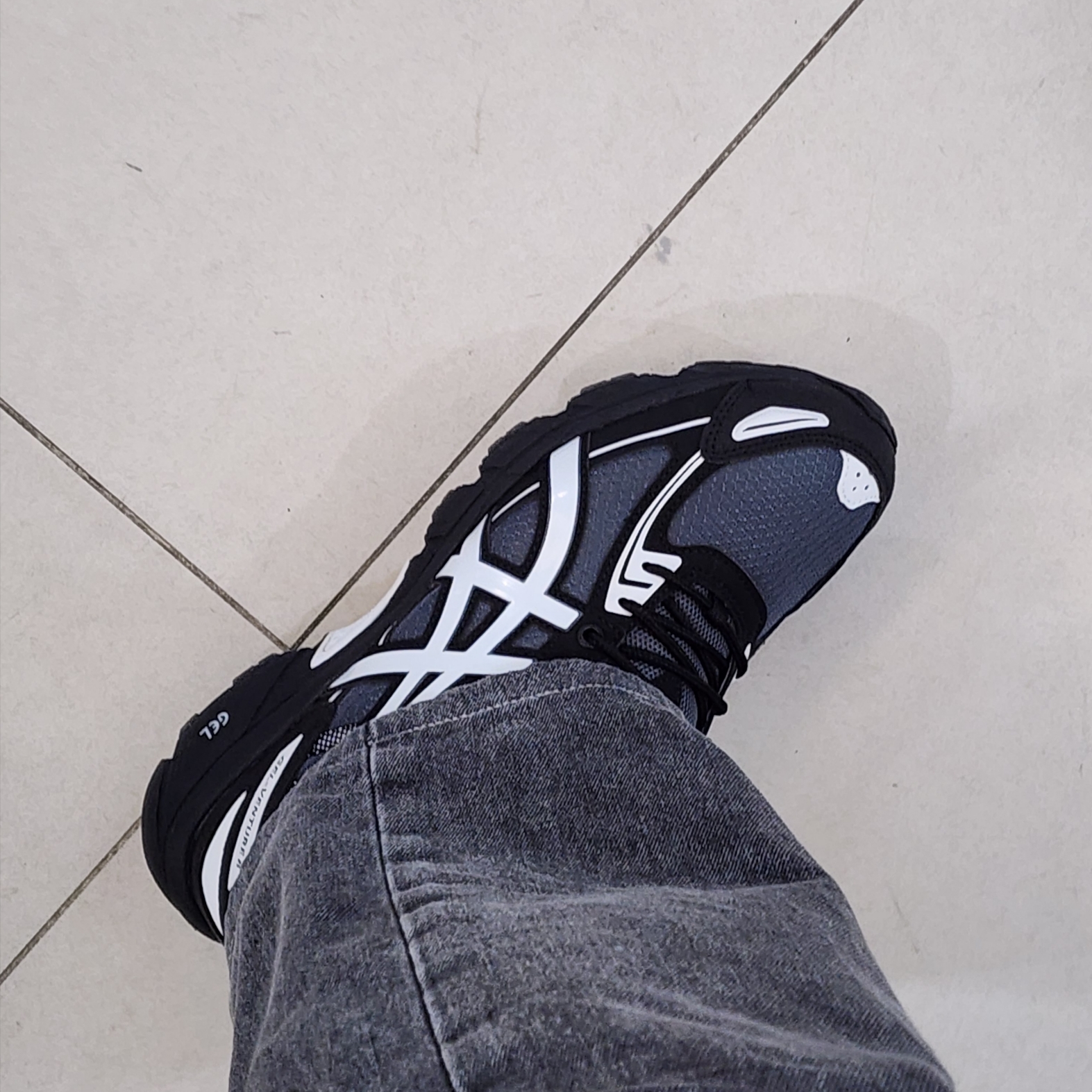 Asics Gel-Venture 6 Carrier Grey 착용 스타일 - 3