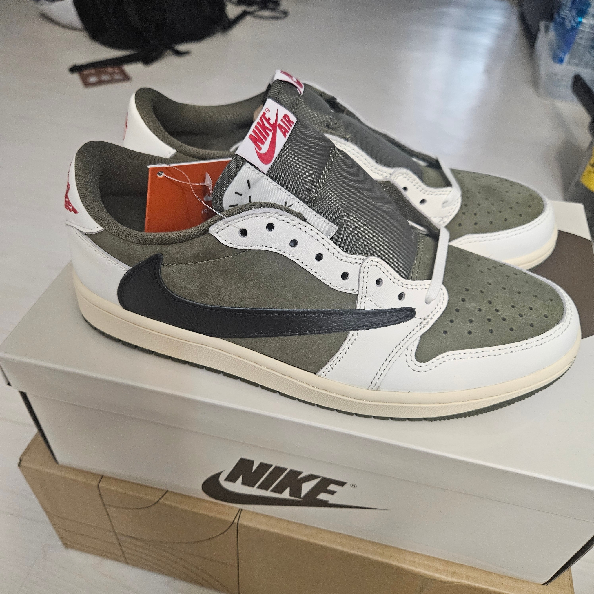 Jordan 1 x Travis Scott Retro Low OG SP Reverse Olive 착용 스타일 - 1