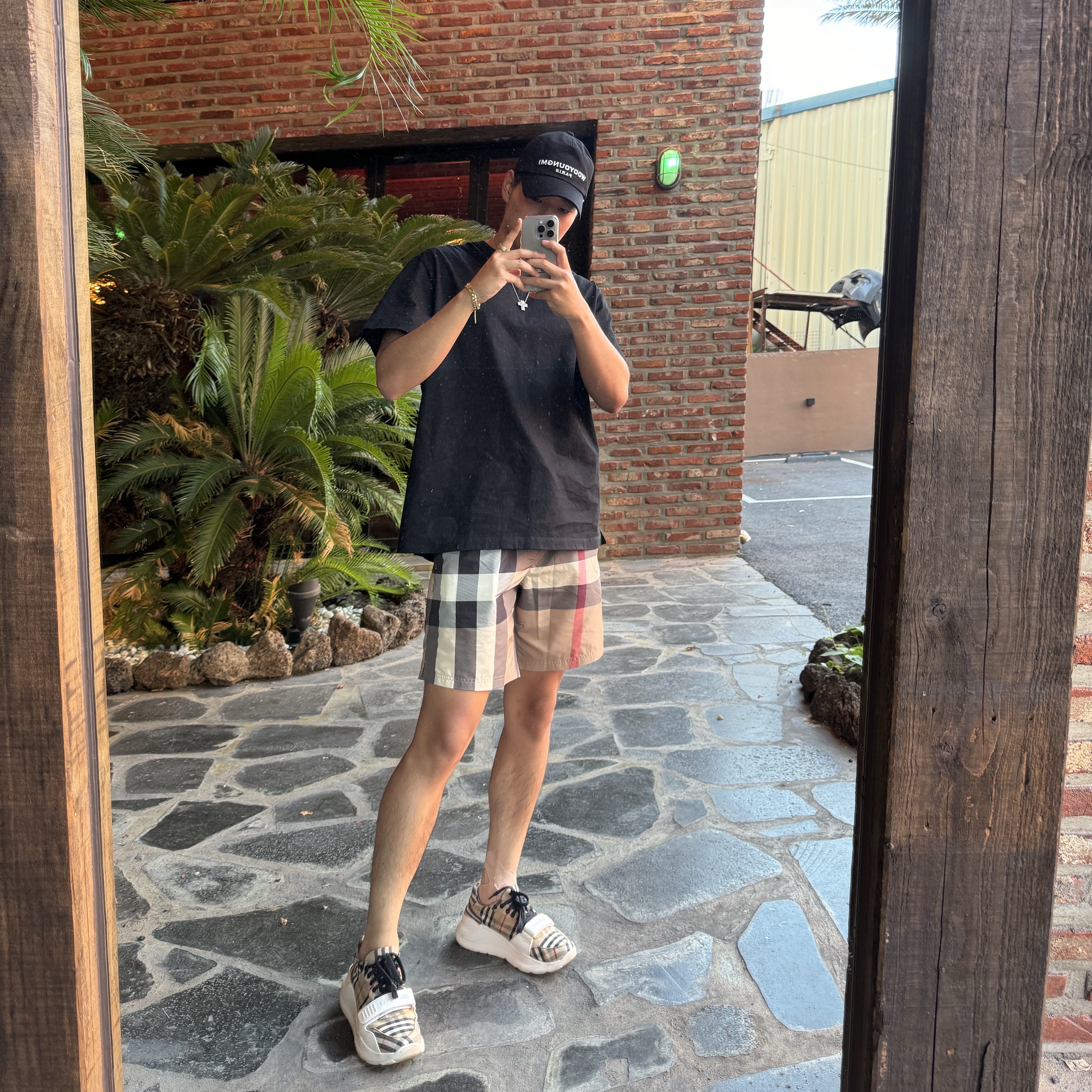 Burberry Exaggerated Check Drawcord Swim Shorts Archive Beige, Burberry Vintage Check Cotton Sneakers Archive Beige 착용 스타일