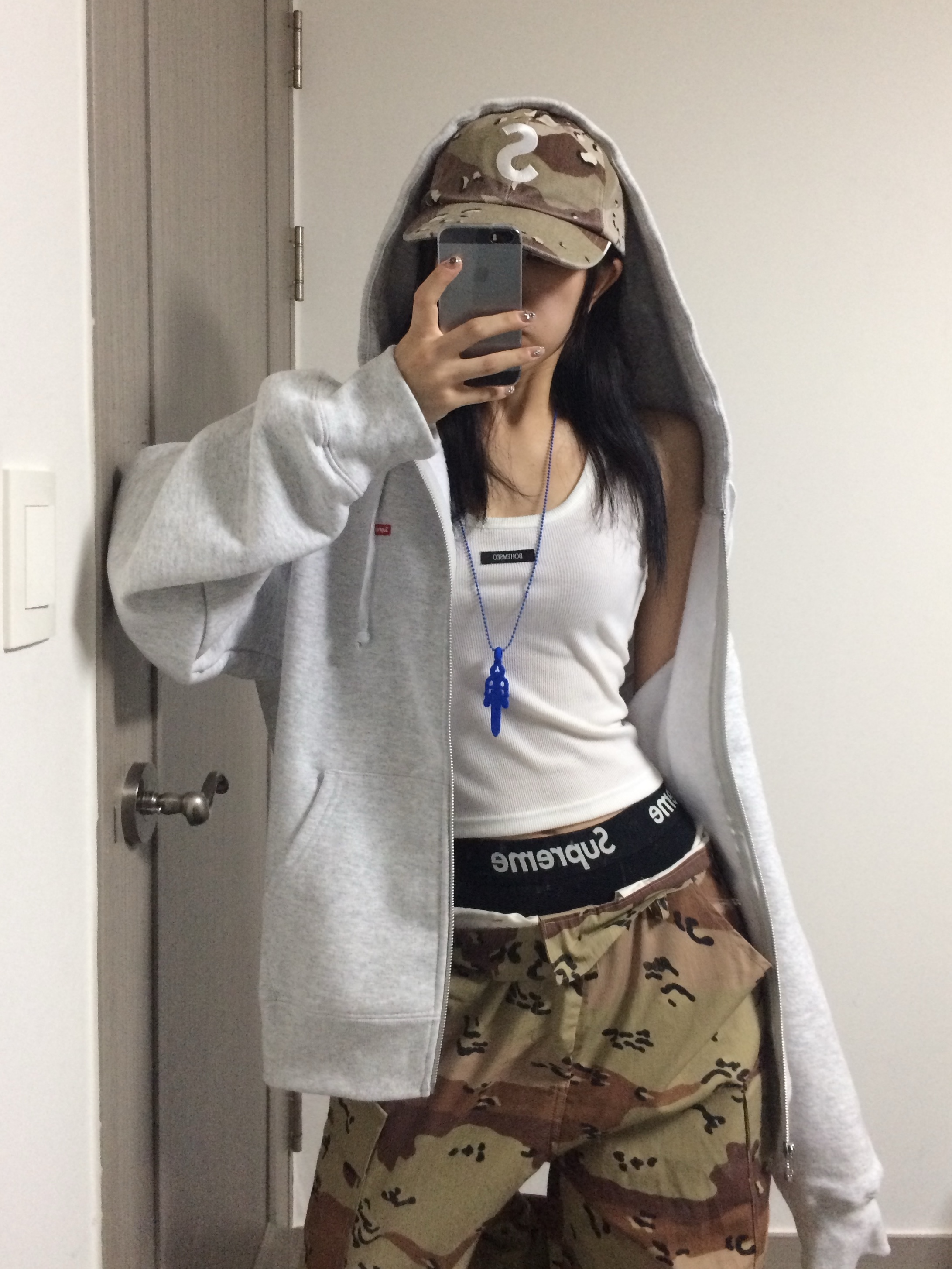 Supreme Pigment S Logo 6-Panel Chocolate Chip Camo - 24FW, Supreme Small Box Zip Up Hooded Sweatshirt Ash Grey - 24FW 착용 스타일 - 2