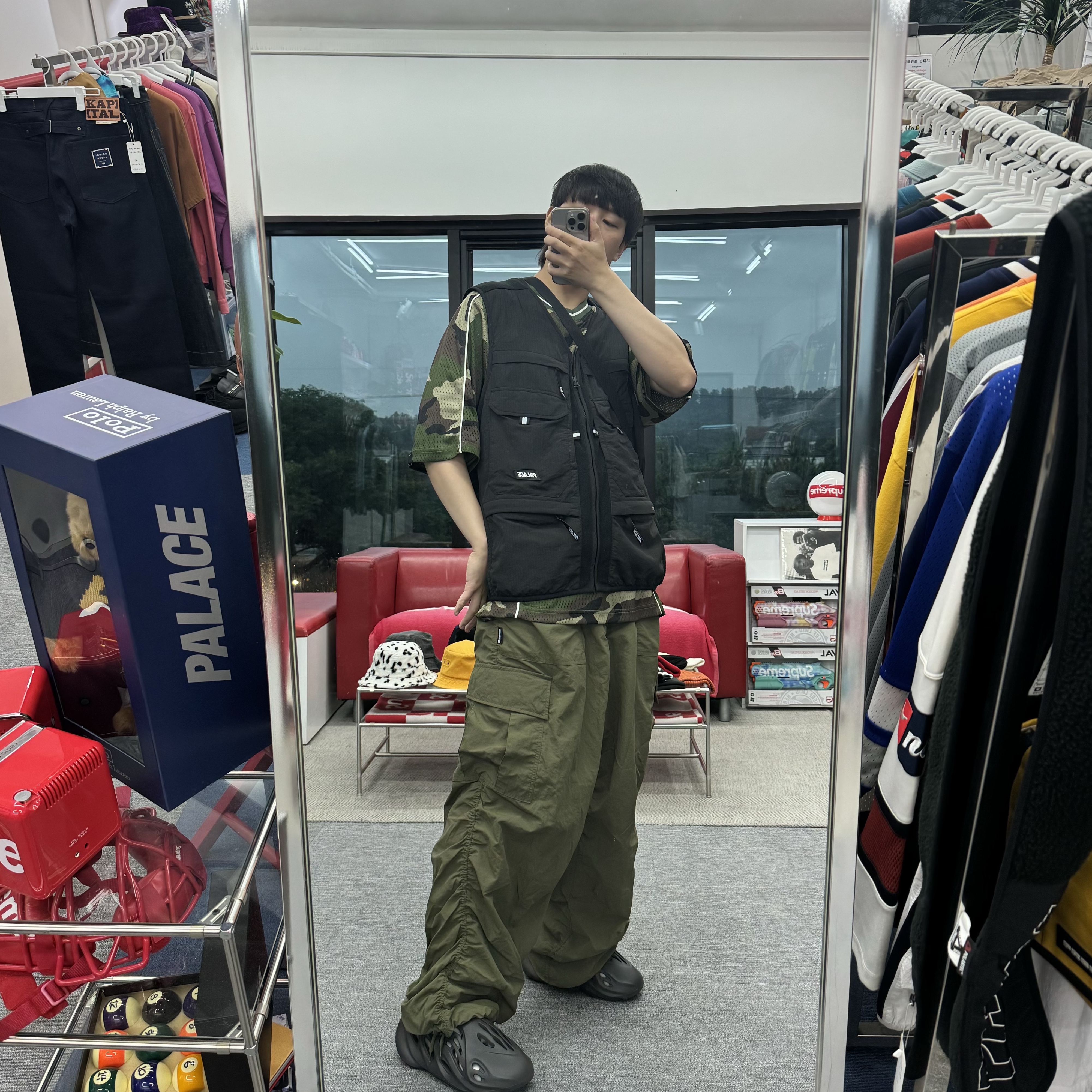 Palace Mesh Jersey Woodland Camo - 24FW, Adidas Yeezy Foam RNNR Onyx 착용 스타일 - 1