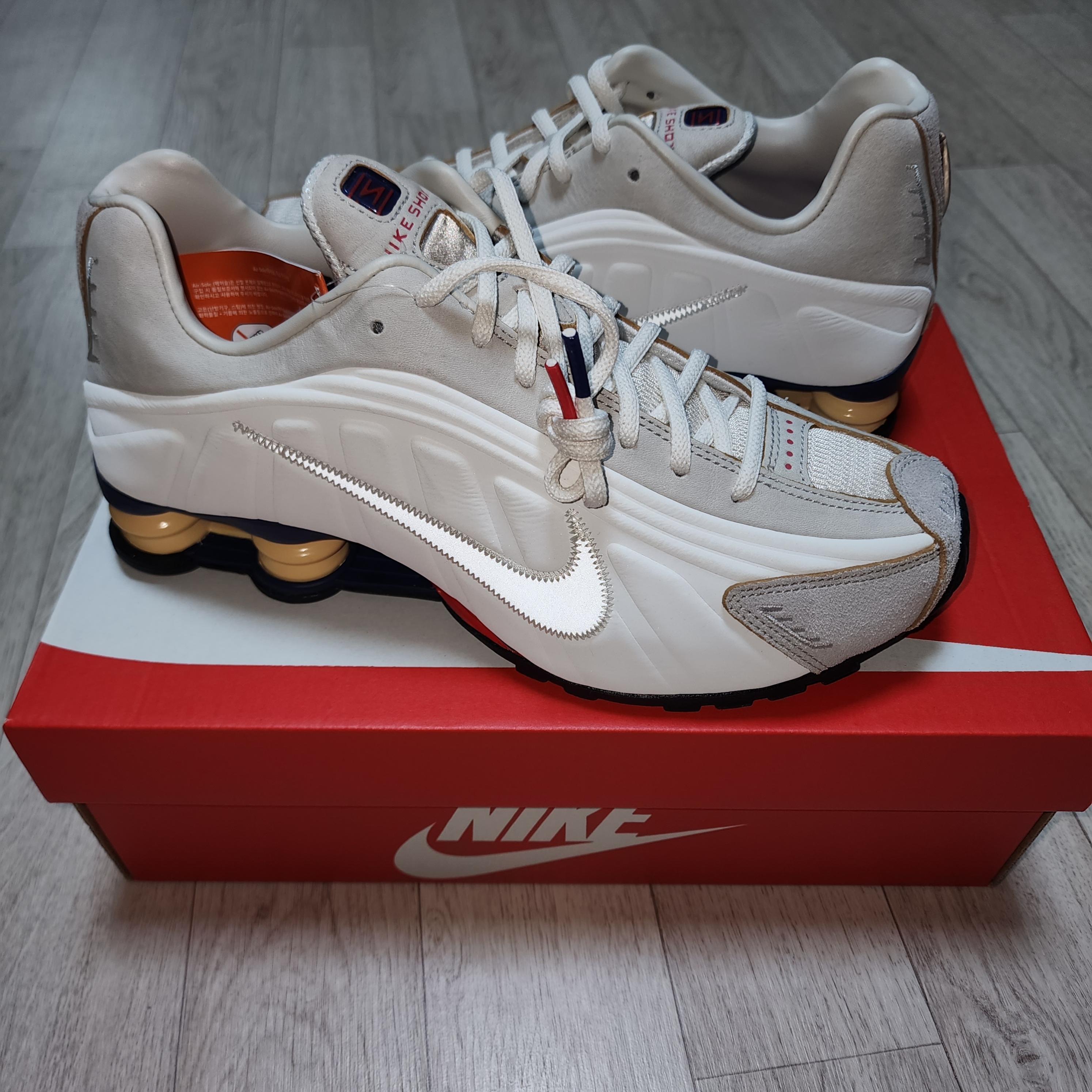 Nike Shox R4 PRM Light Iron Ore and Phantom 착용 스타일