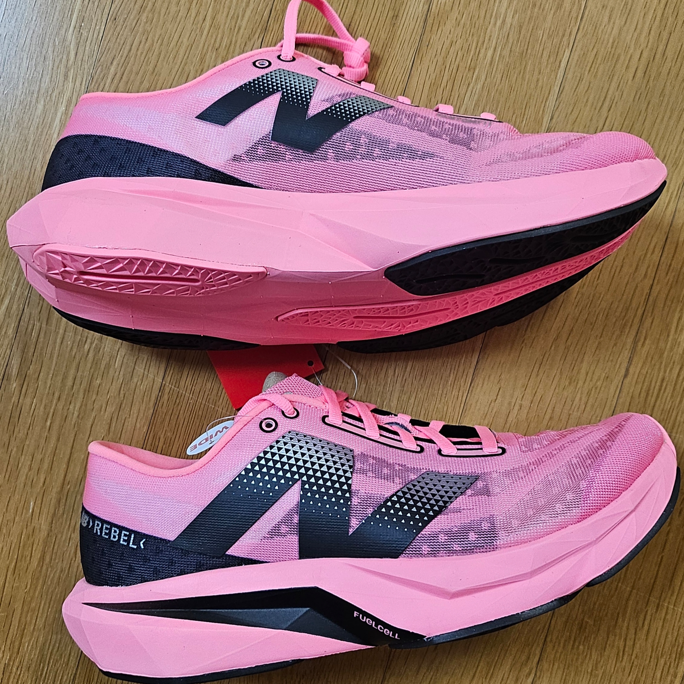 New Balance Fuelcell Rebel v4 Ultra Pink Black - 2E Wide 착용 스타일 - 1
