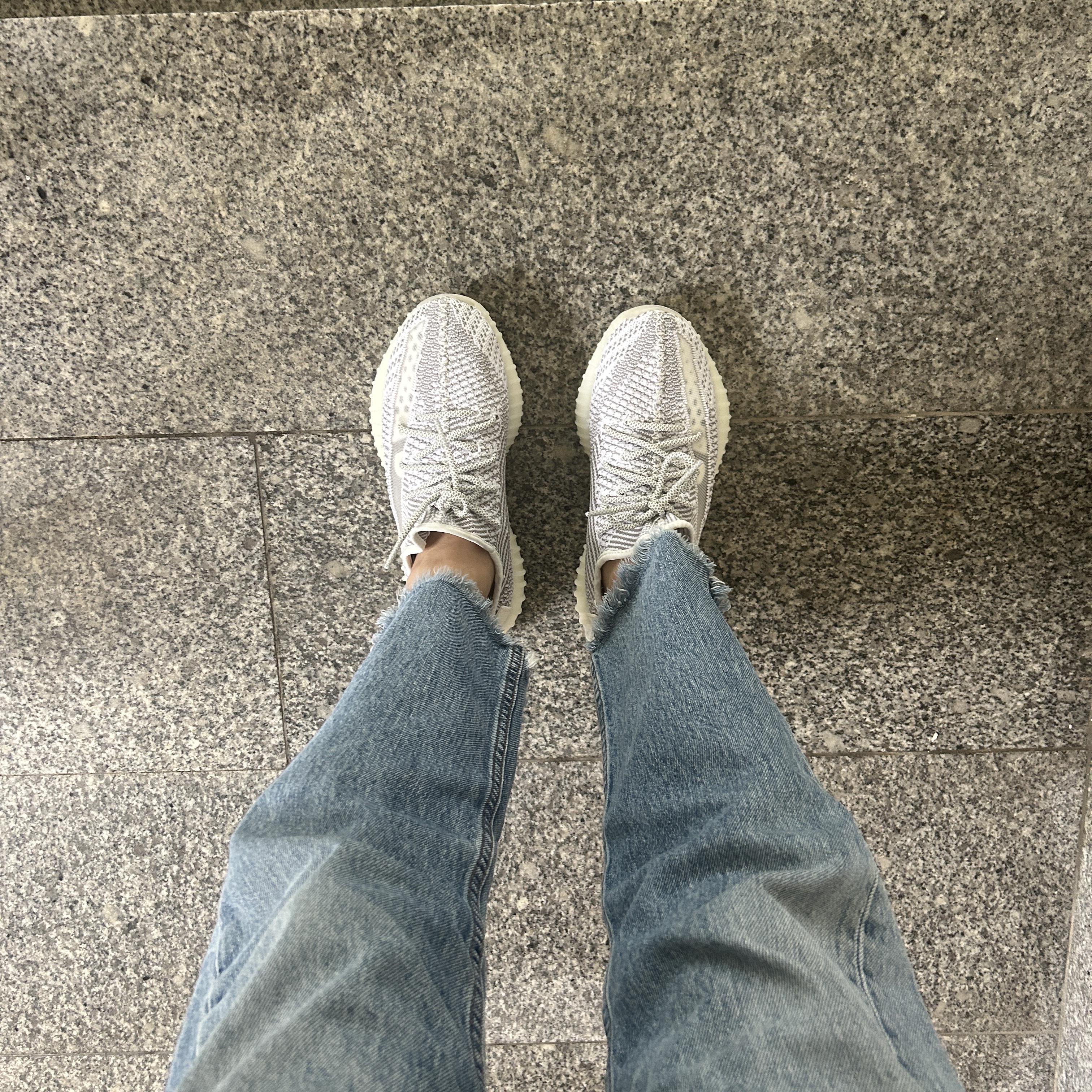 Adidas Yeezy Boost 350 V2 Static 2023 착용 스타일 - 1