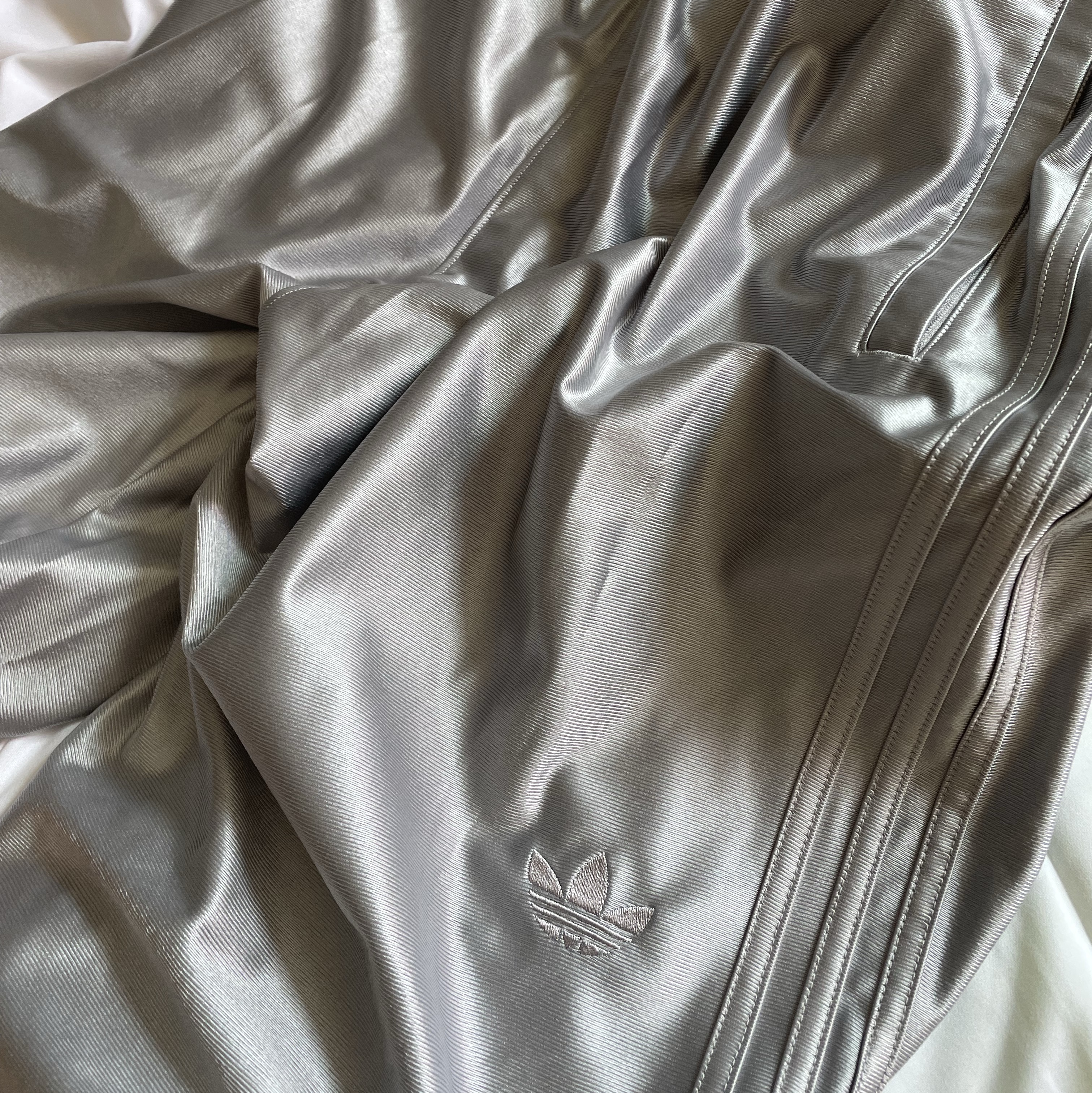 Adidas Oversized Firebird Track Top Light Onix - KR Sizing, Adidas Oversized Firebird Track Pants Light Onix - KR Sizing 착용 스타일 - 2