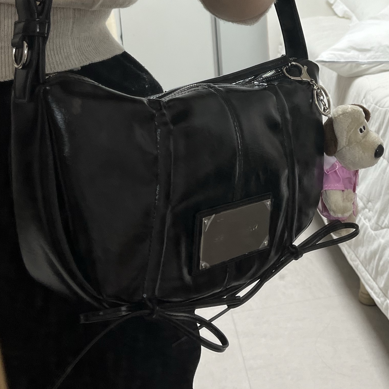 Matin Kim Half Shirring Ribbon Round Bag Black 착용 스타일