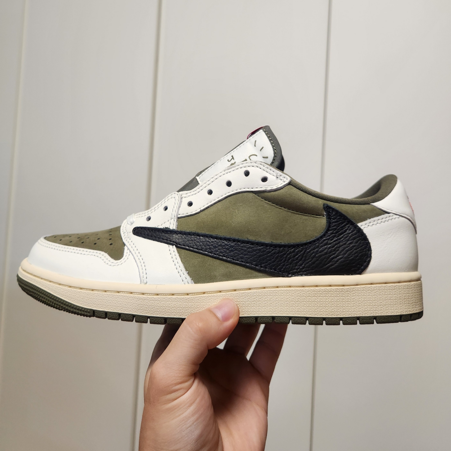Jordan 1 x Travis Scott Retro Low OG SP Reverse Olive 착용 스타일 - 2