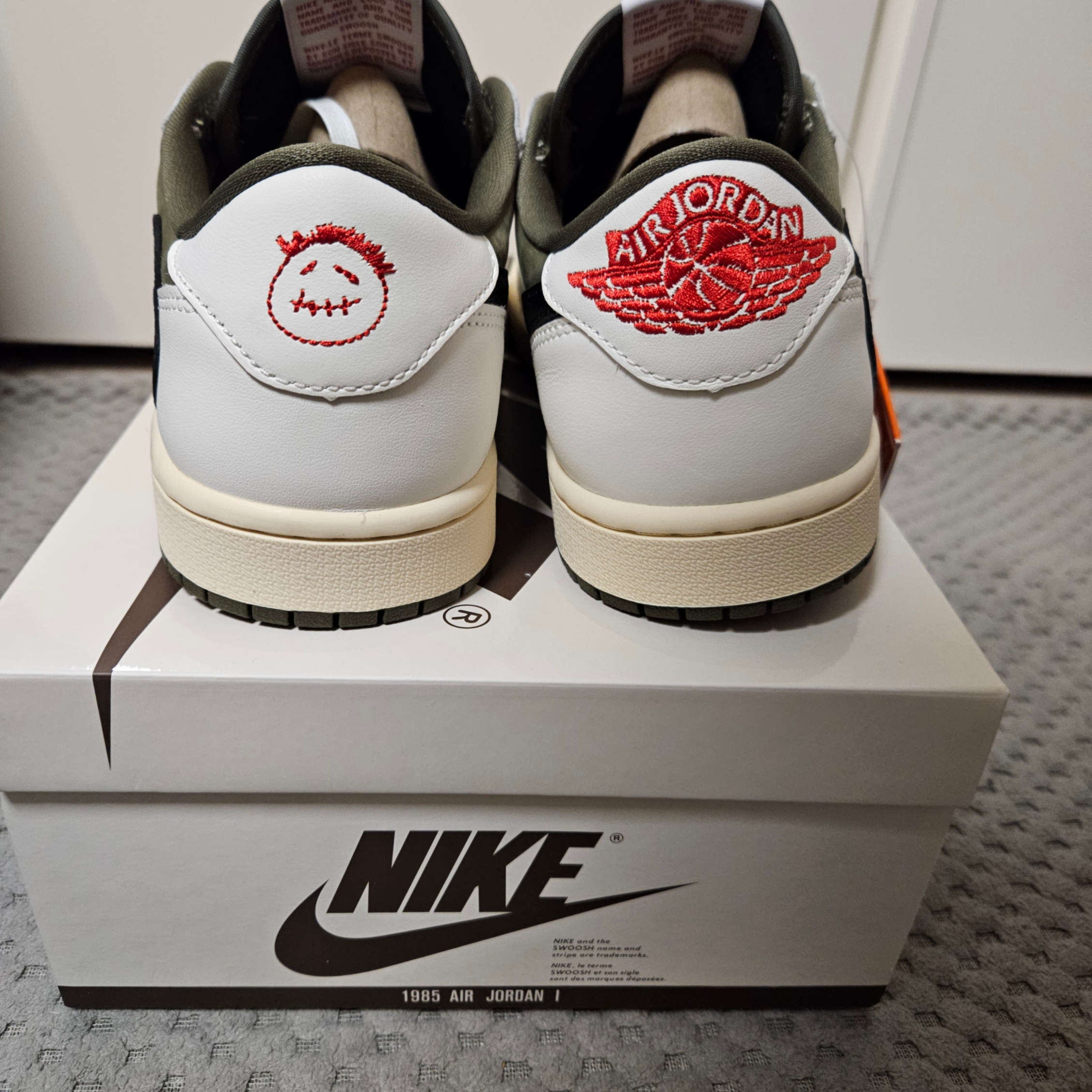 Jordan 1 x Travis Scott Retro Low OG SP Reverse Olive 착용 스타일 - 3