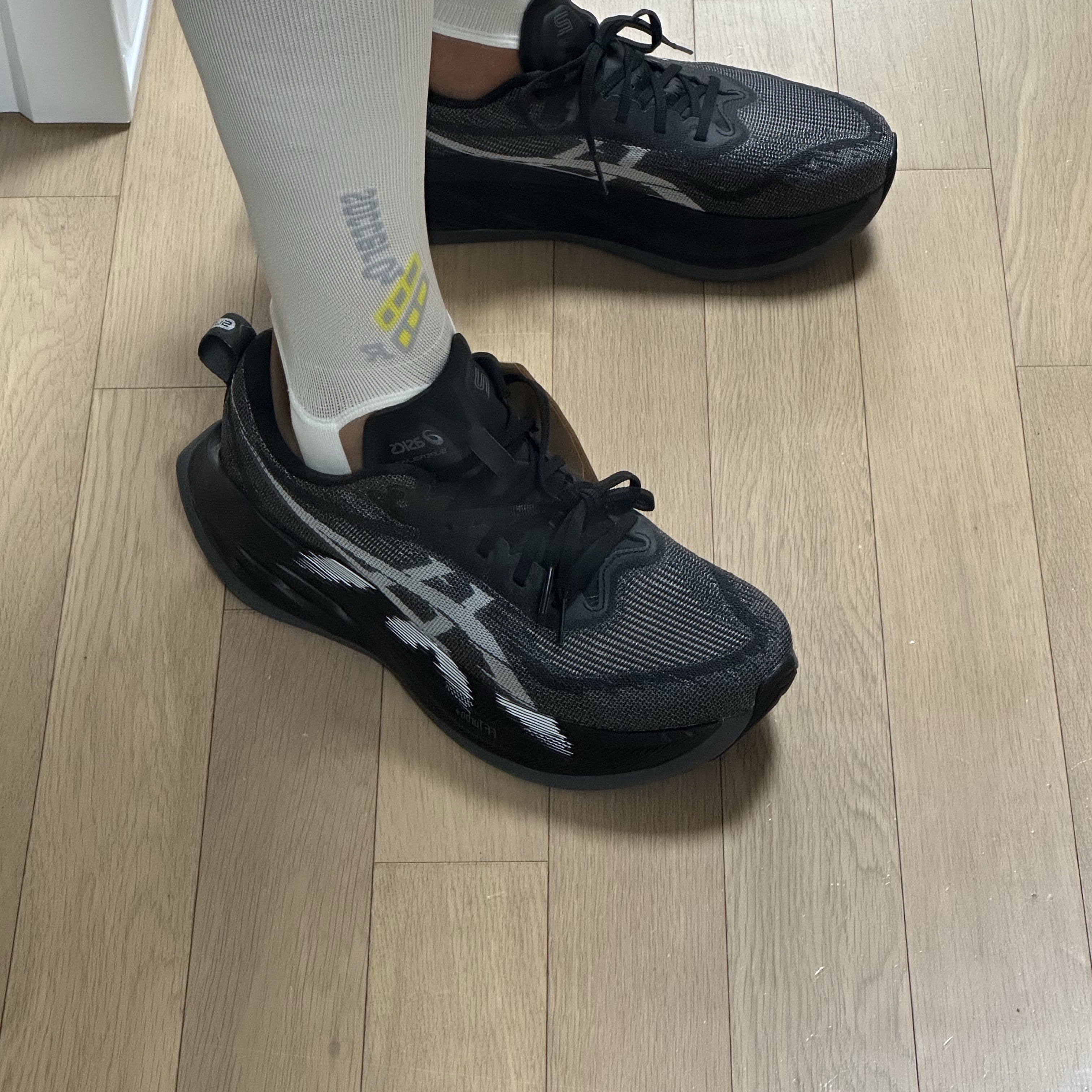 Asics Superblast 2 Black White 착용 스타일