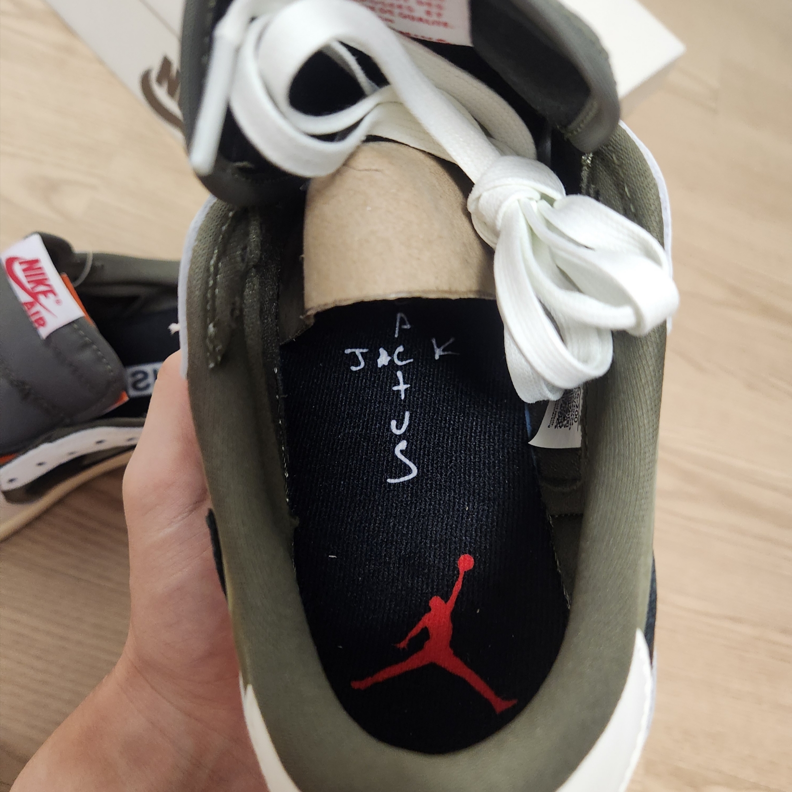 Jordan 1 x Travis Scott Retro Low OG SP Reverse Olive 착용 스타일 - 3