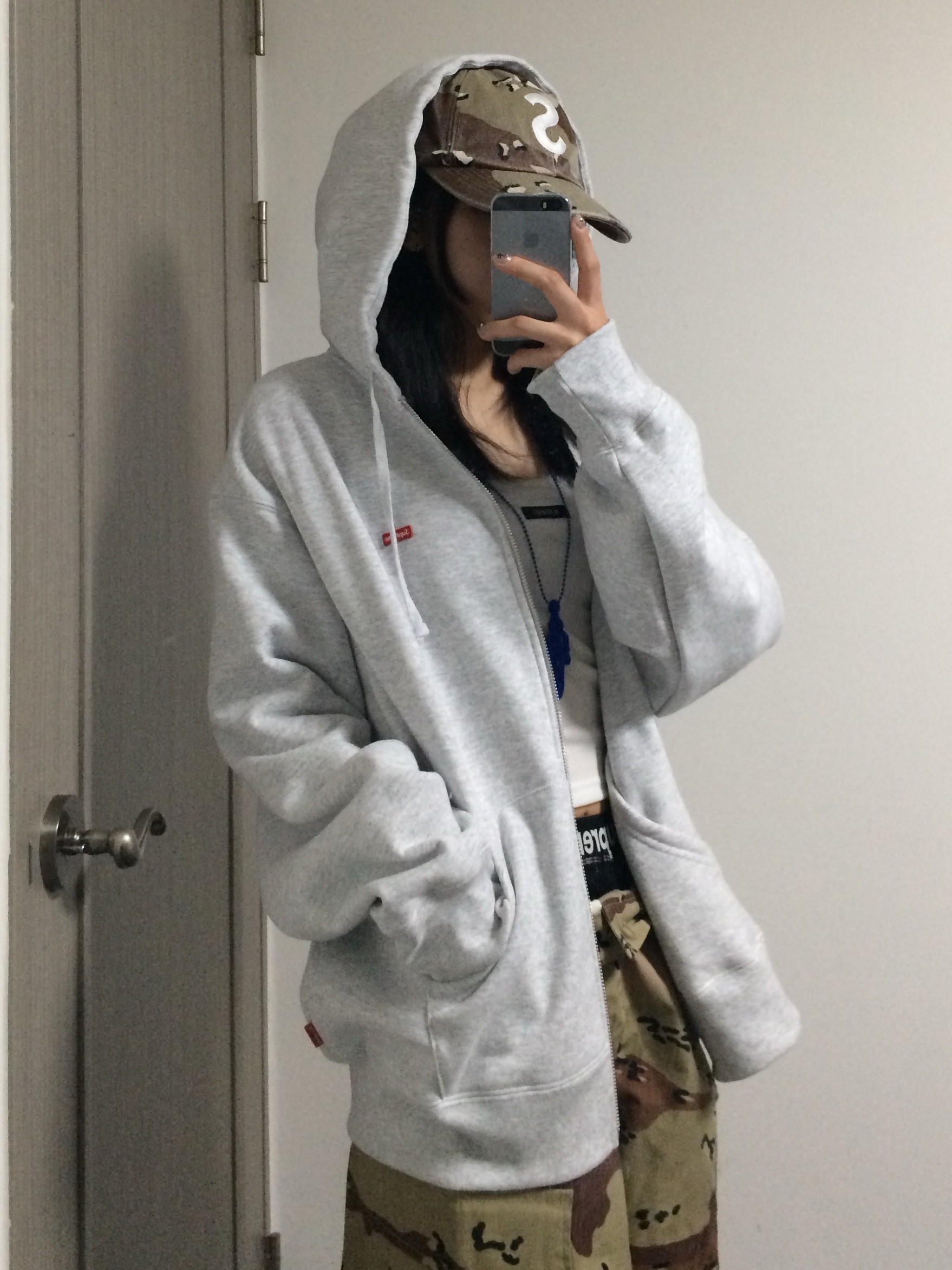 Supreme Pigment S Logo 6-Panel Chocolate Chip Camo - 24FW, Supreme Small Box Zip Up Hooded Sweatshirt Ash Grey - 24FW 착용 스타일 - 1